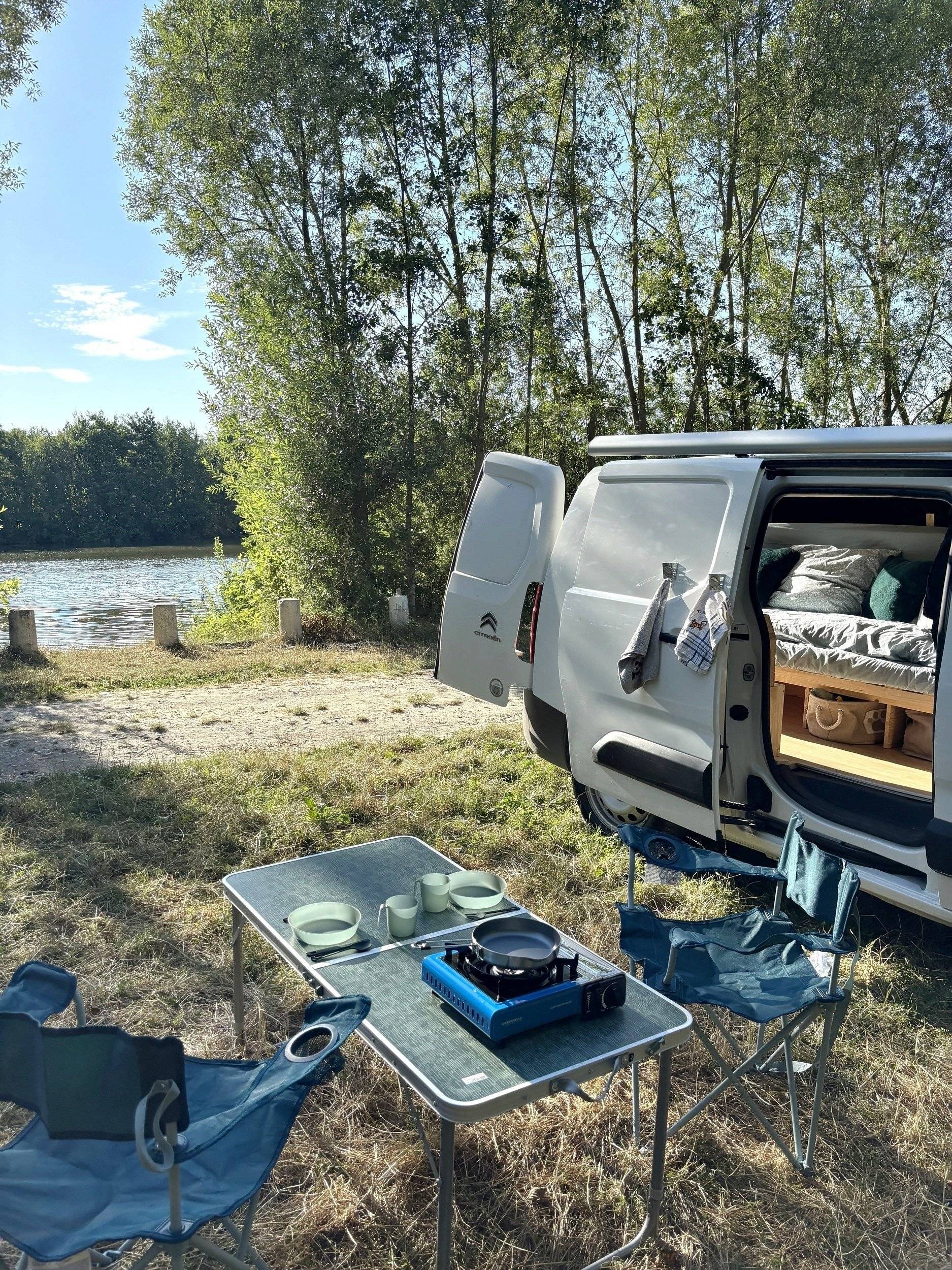 Vista de 3/4 Citroën Berlingo - Yescapa