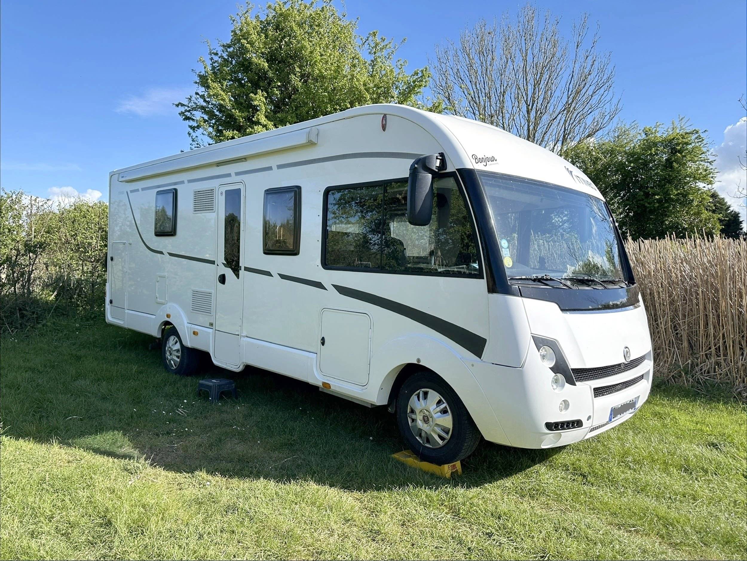 schräge Vorderansicht Fiat 2,3 l 130 ch. - Yescapa