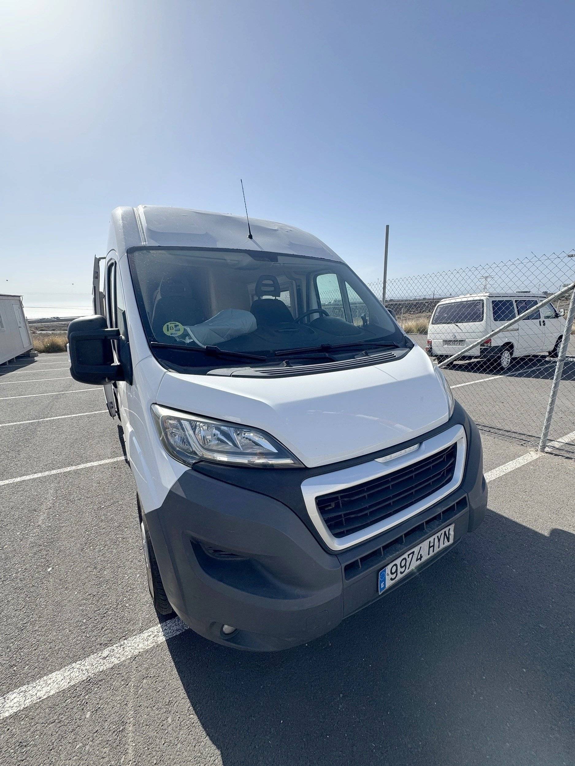 schräge Vorderansicht Peugeot Boxer 2,2 l 130 ch - Yescapa