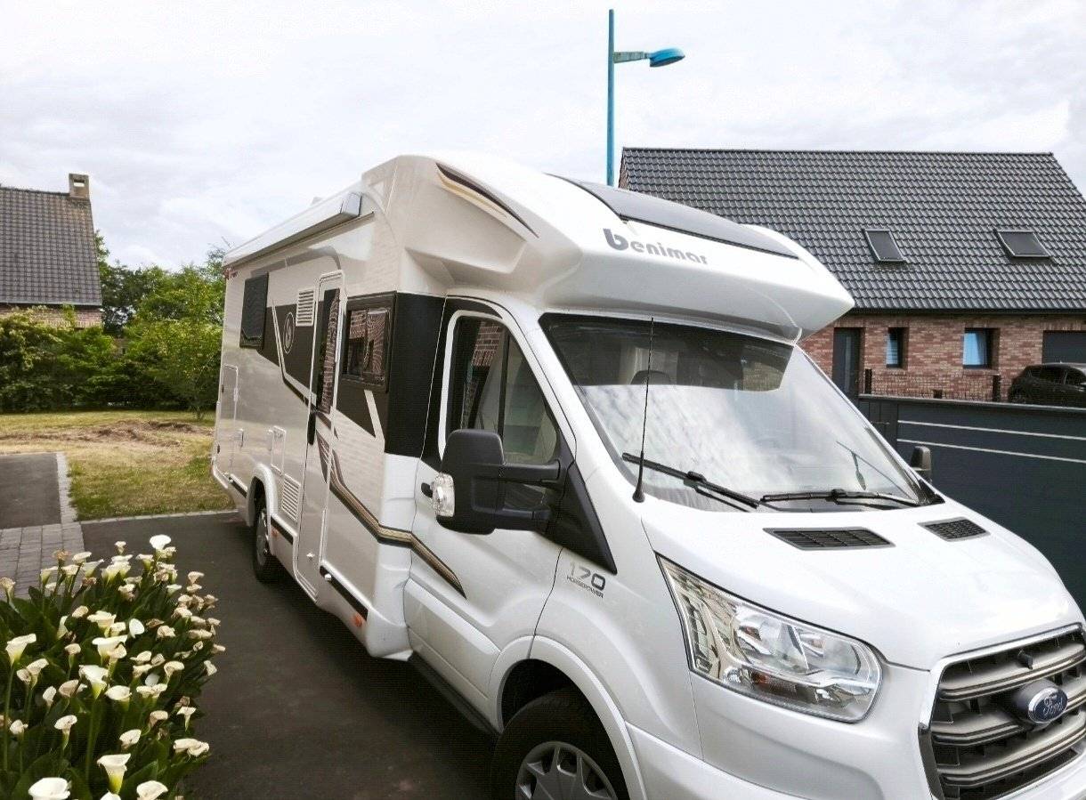 Front view from 3/4 Ford Transit 2,0 l 170 ch - Yescapa