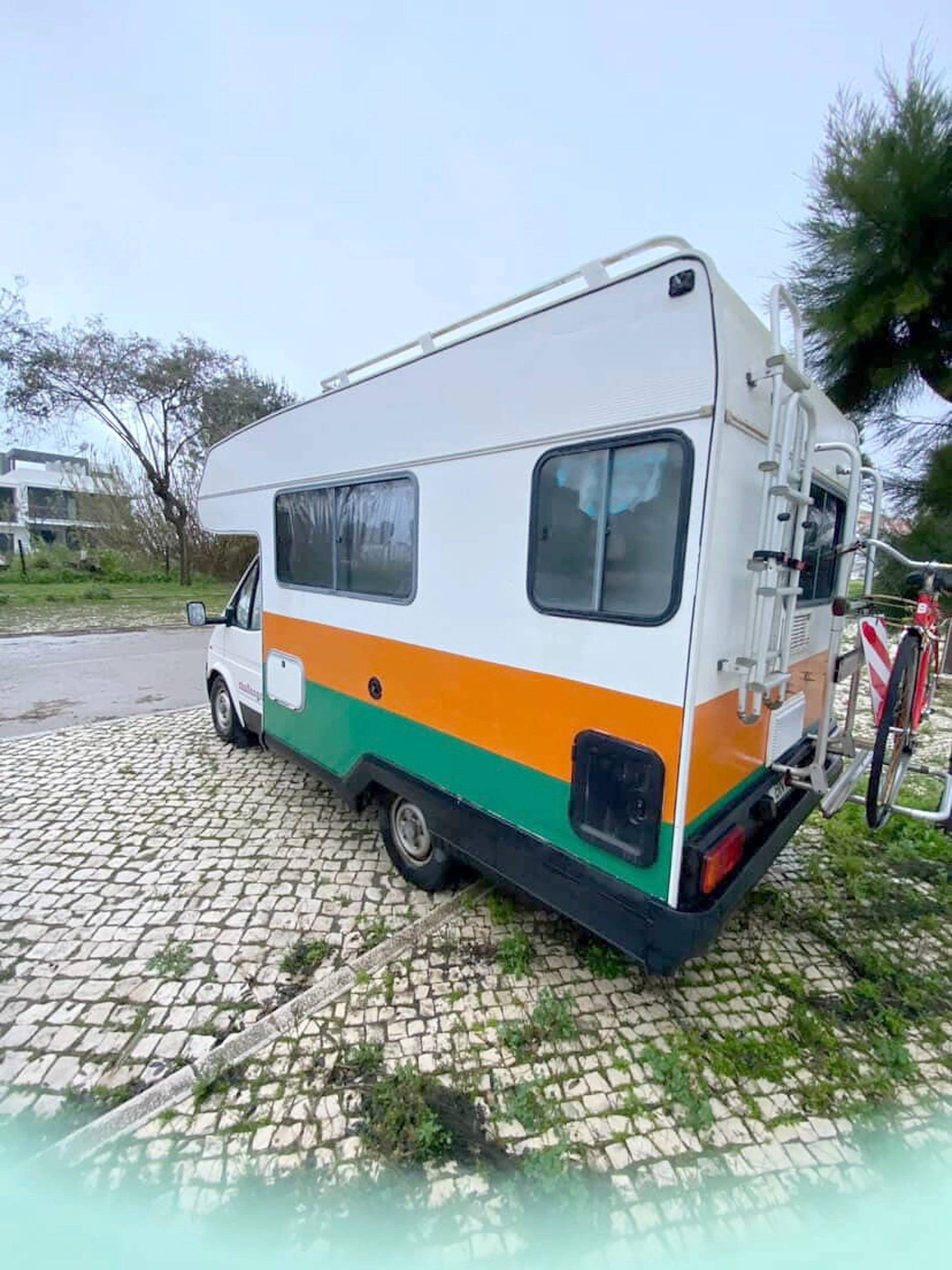 Vue avant de 3/4 Ford FORD TRANSIT - Yescapa