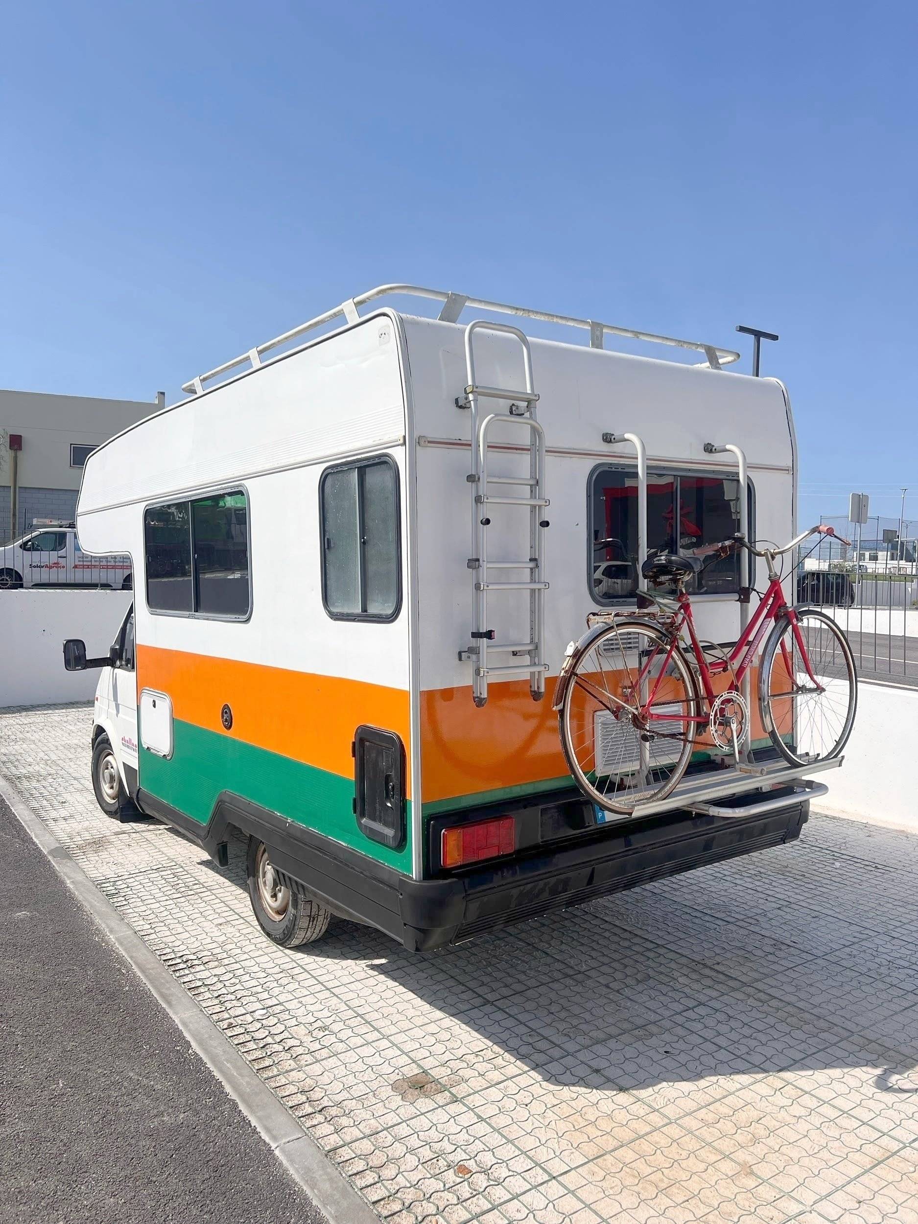 Vue avant de 3/4 Ford FORD TRANSIT - Yescapa