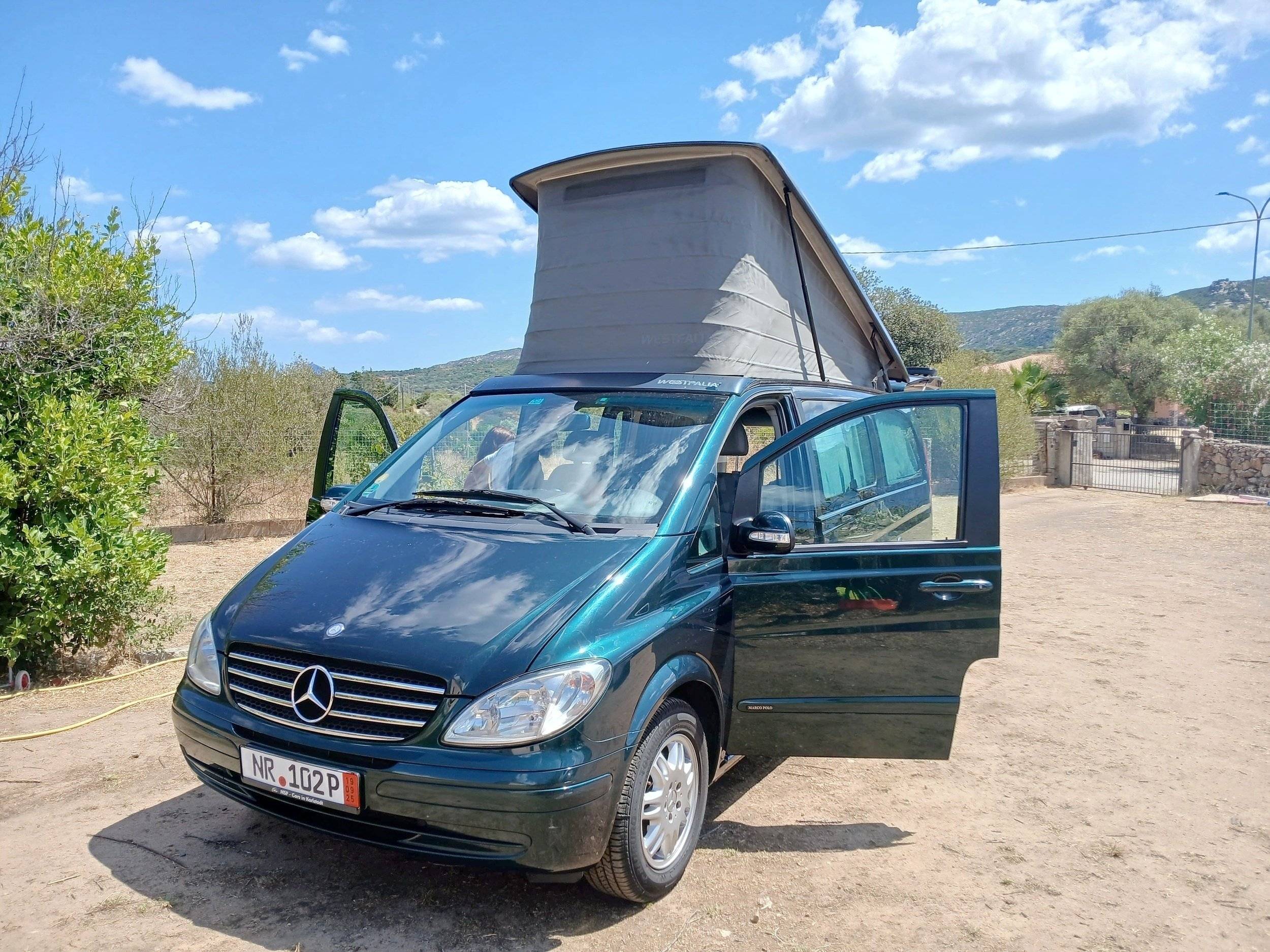 Vista del vehicle angle davanter Mercedes - Yescapa