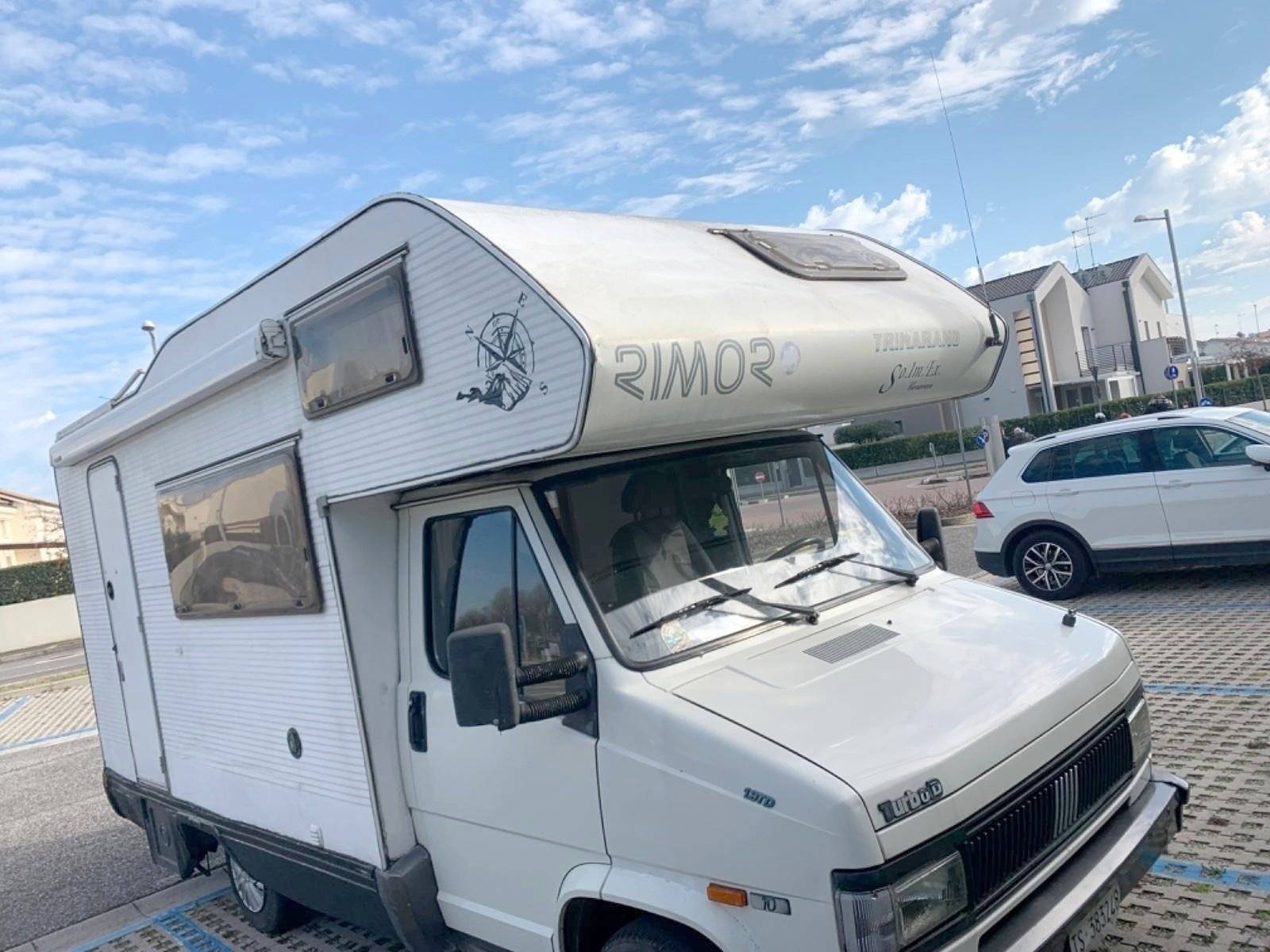 Vista del vehículo ángulo delantero Fiat - Yescapa