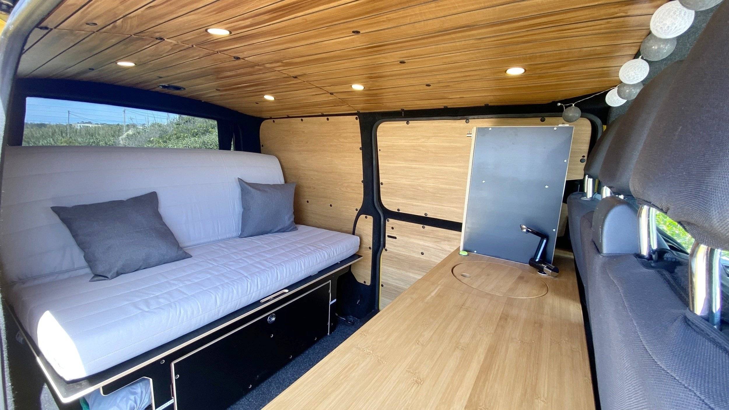 BarefootVans Volkswagen Transporter T5