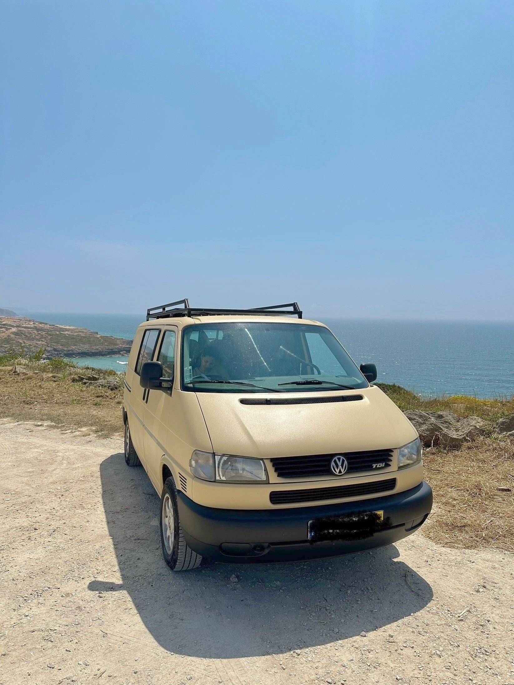schräge Vorderansicht Volkswagen T4 2,5l 102cv - Yescapa