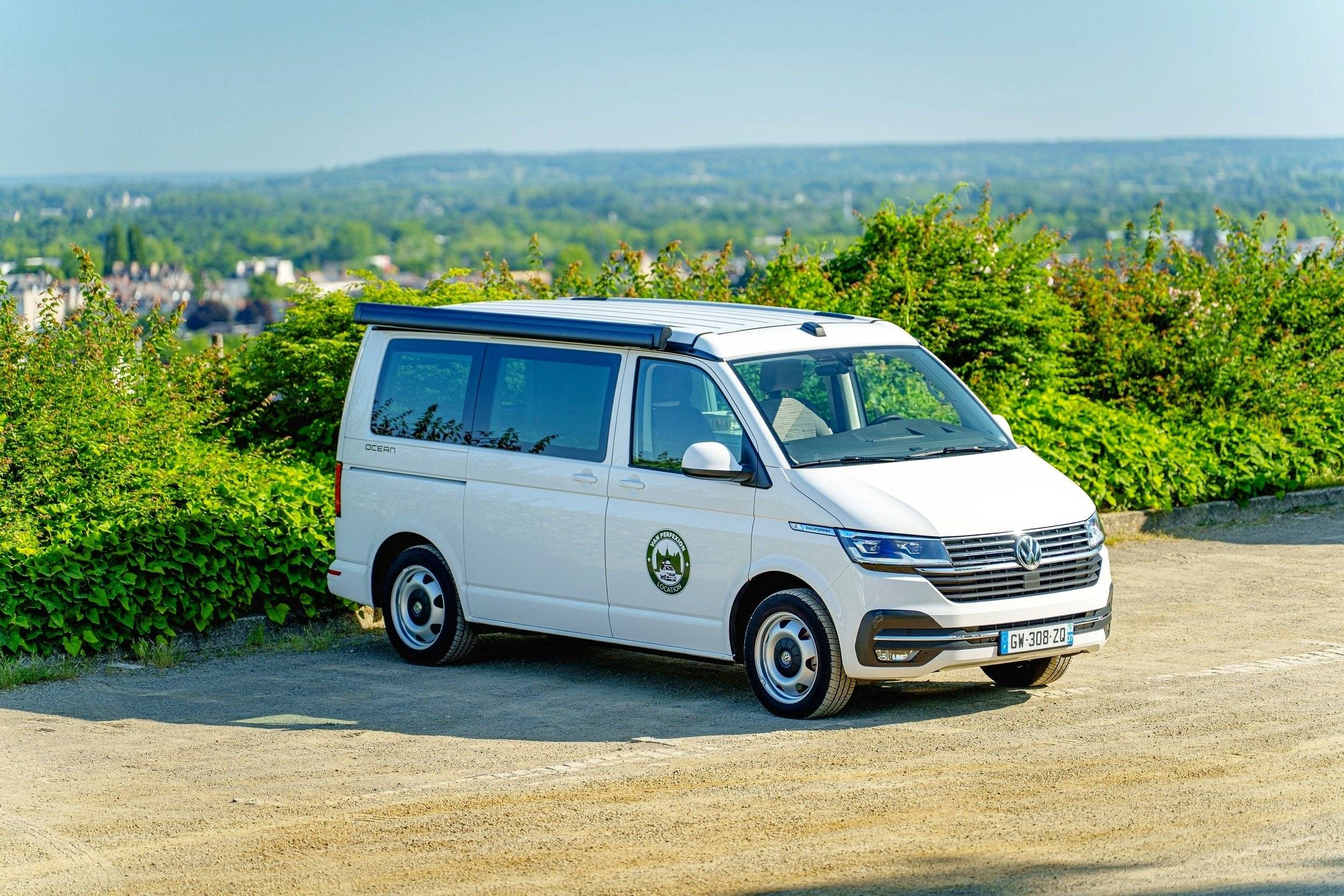 Vue avant de 3/4 Volkswagen California Ocean T6.1 - Yescapa