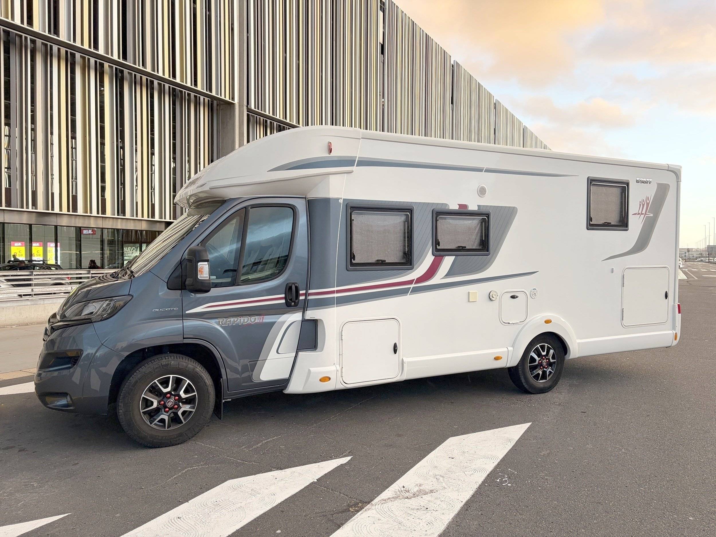 schräge Vorderansicht Fiat Fiat ducato - Yescapa