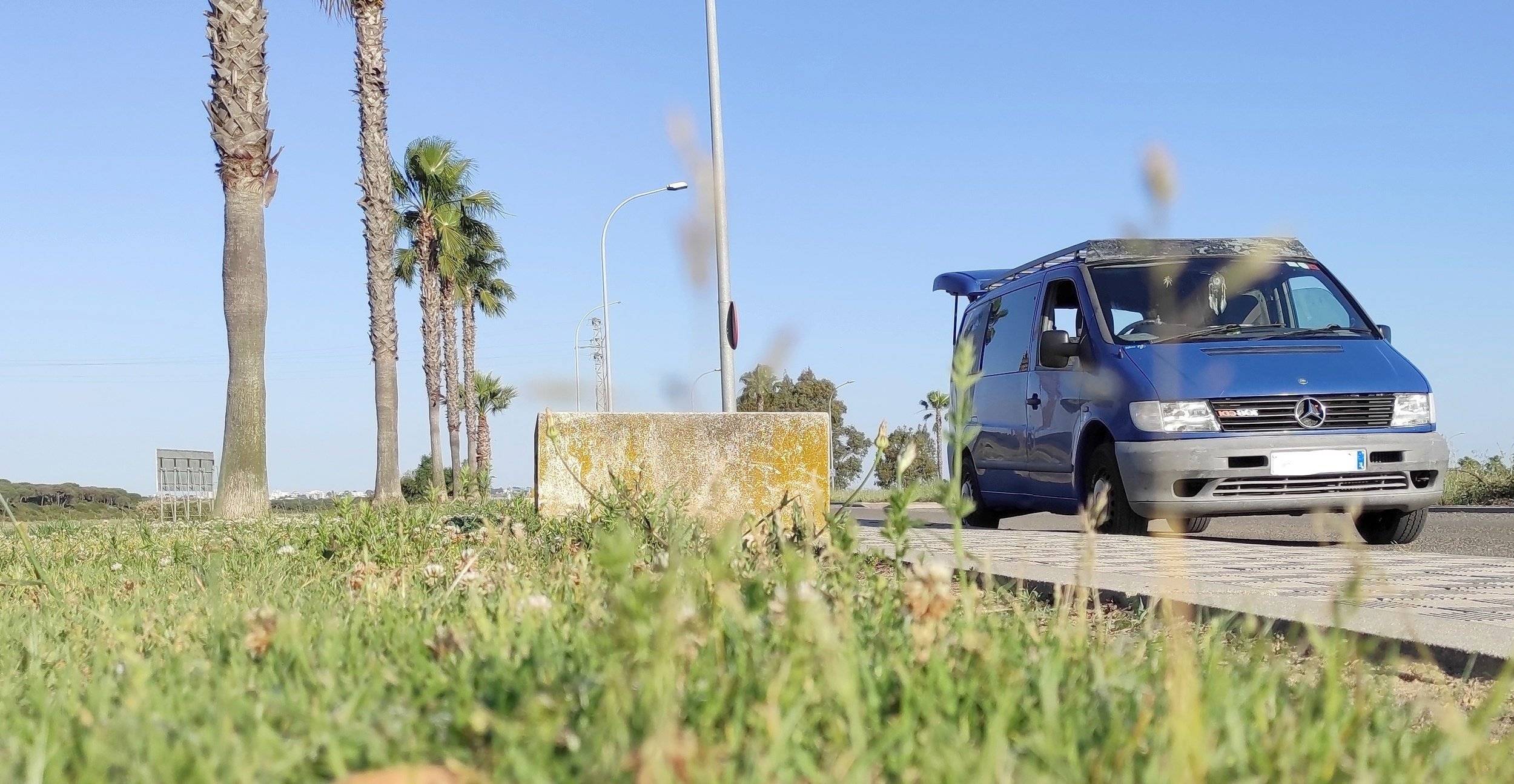 Vue avant de 3/4 Mercedes Vito 2,2 l 114 ch - Yescapa