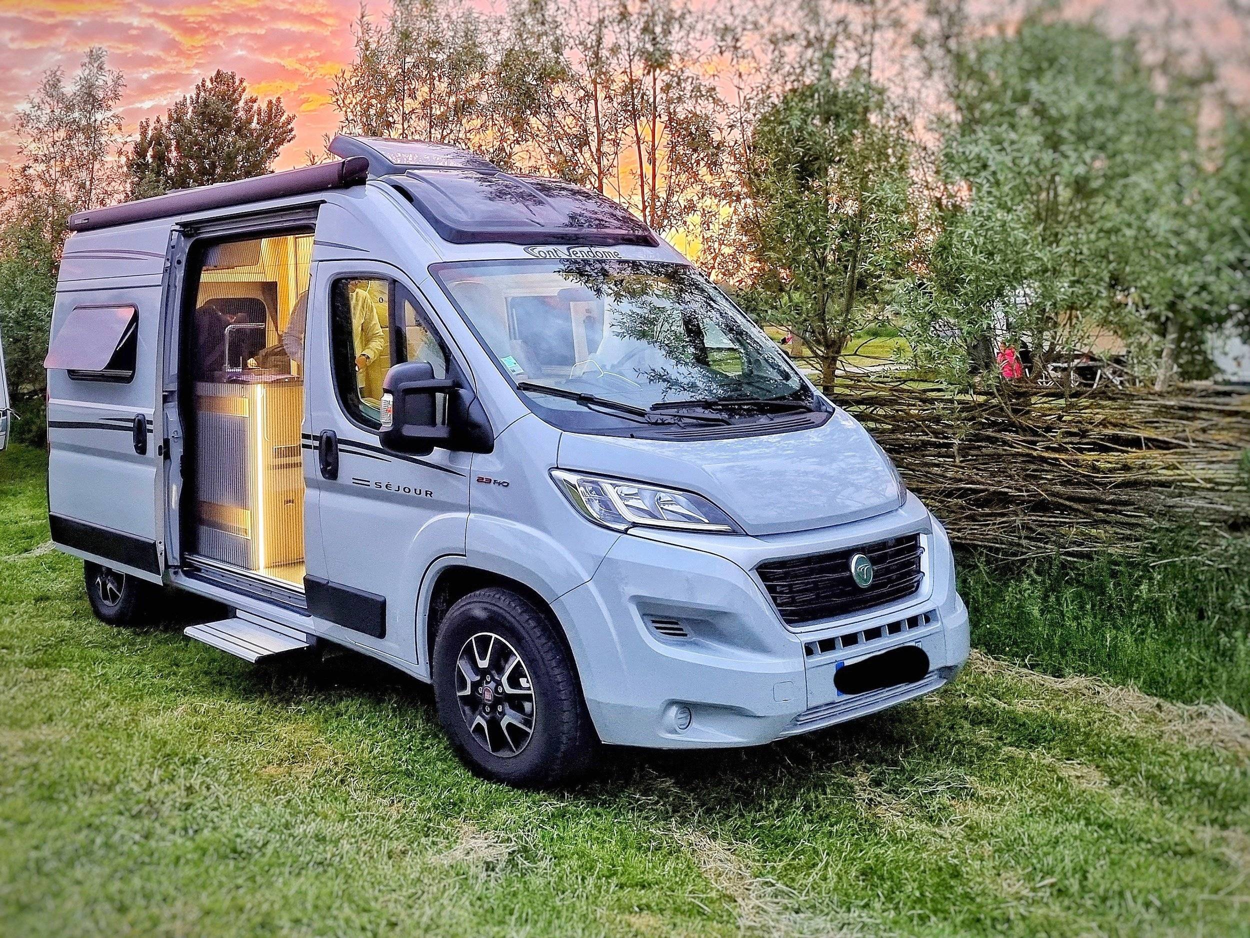 Vue avant de 3/4 Fiat DUCATO - Yescapa