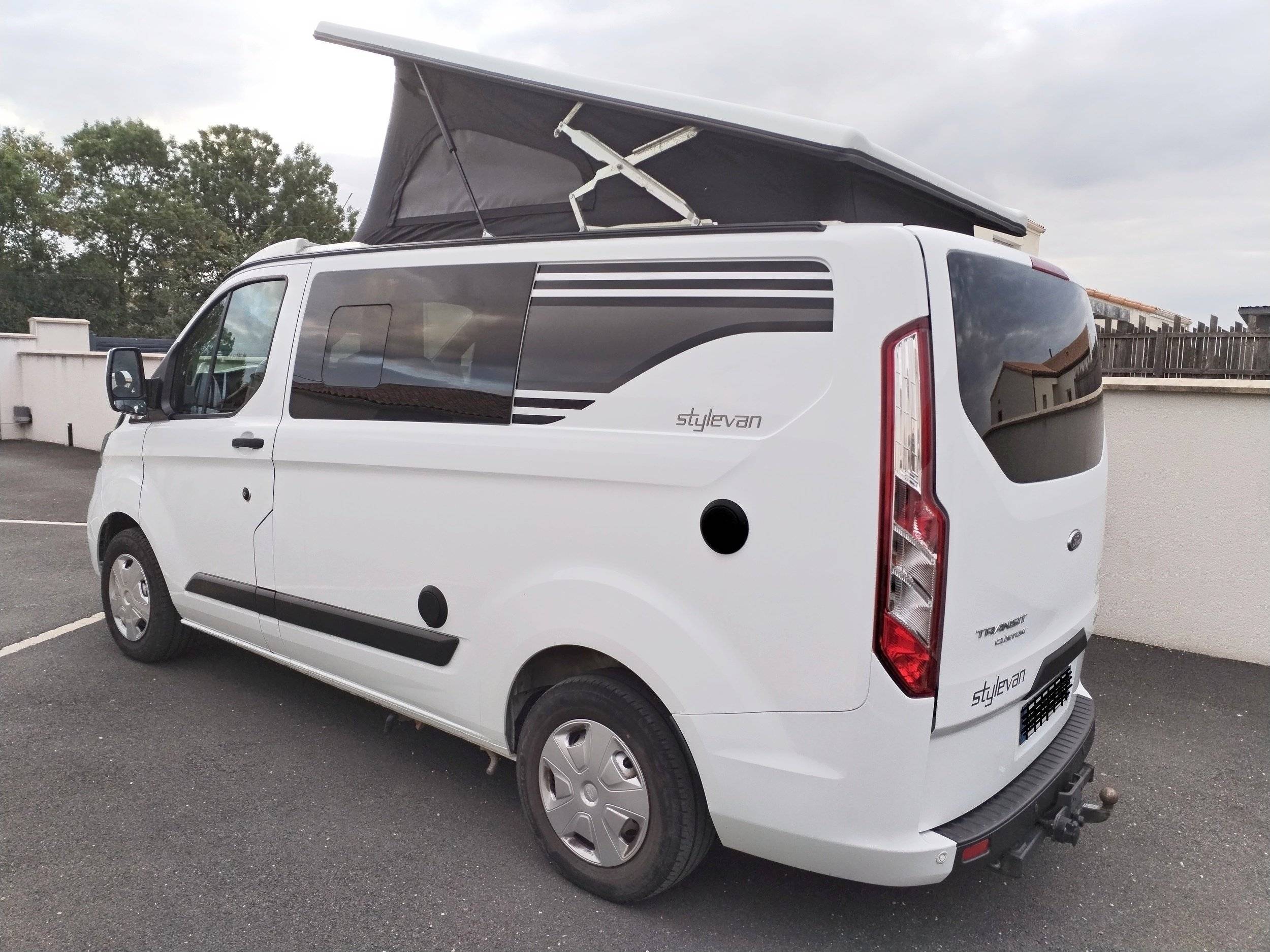 schräge Vorderansicht Ford FORD TRANSIT - Yescapa