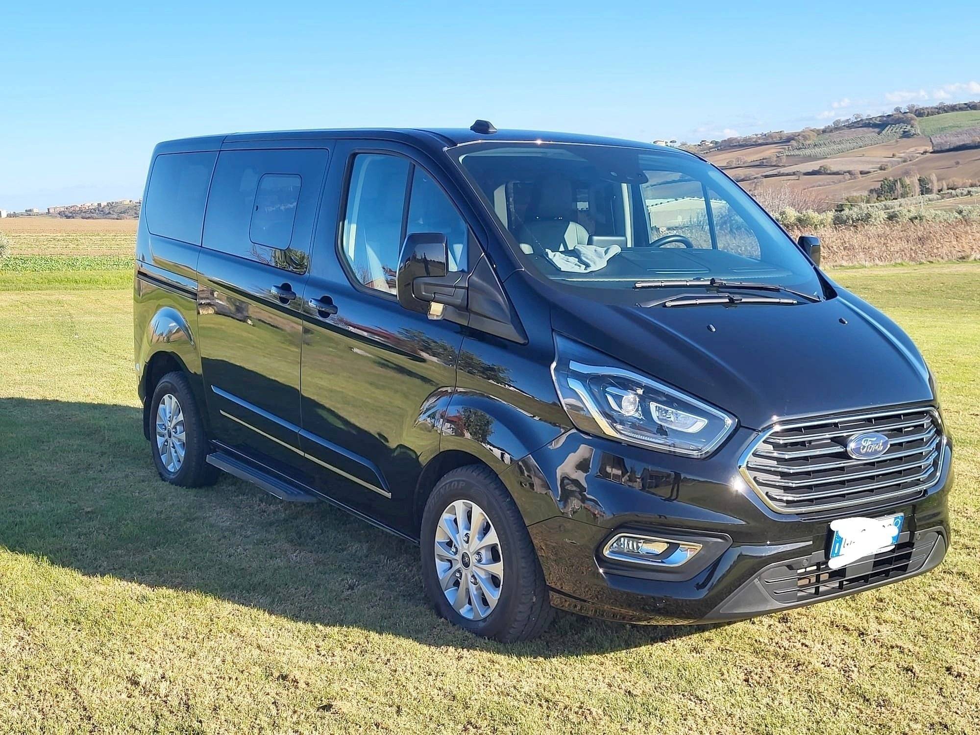 schräge Vorderansicht Ford Tourneo Custom - Yescapa
