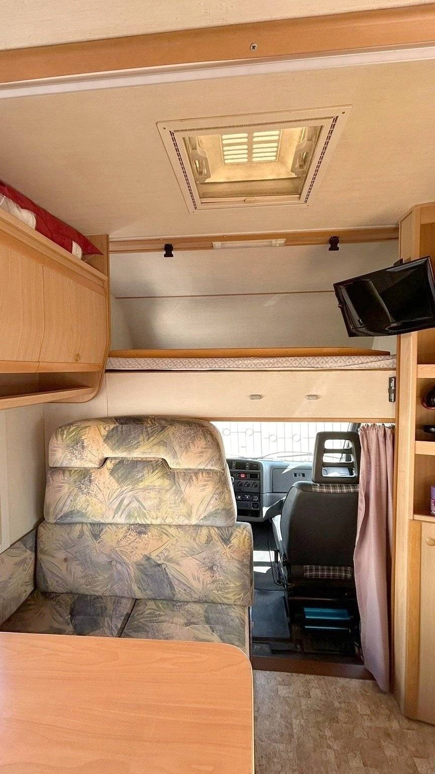 Berth Ducato 2.5 TDI - Yescapa