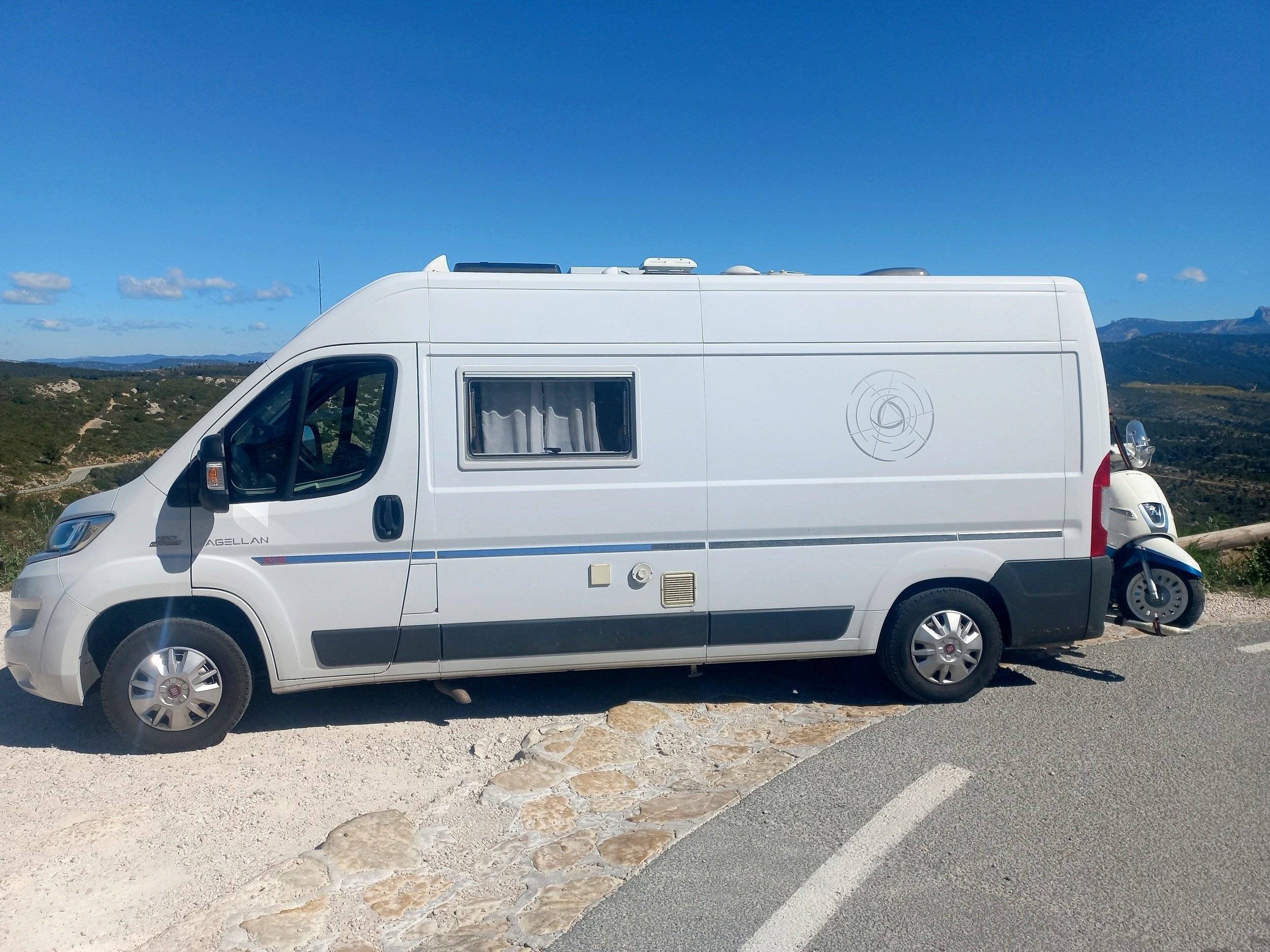 Vista del vehículo ángulo delantero Fiat - Yescapa