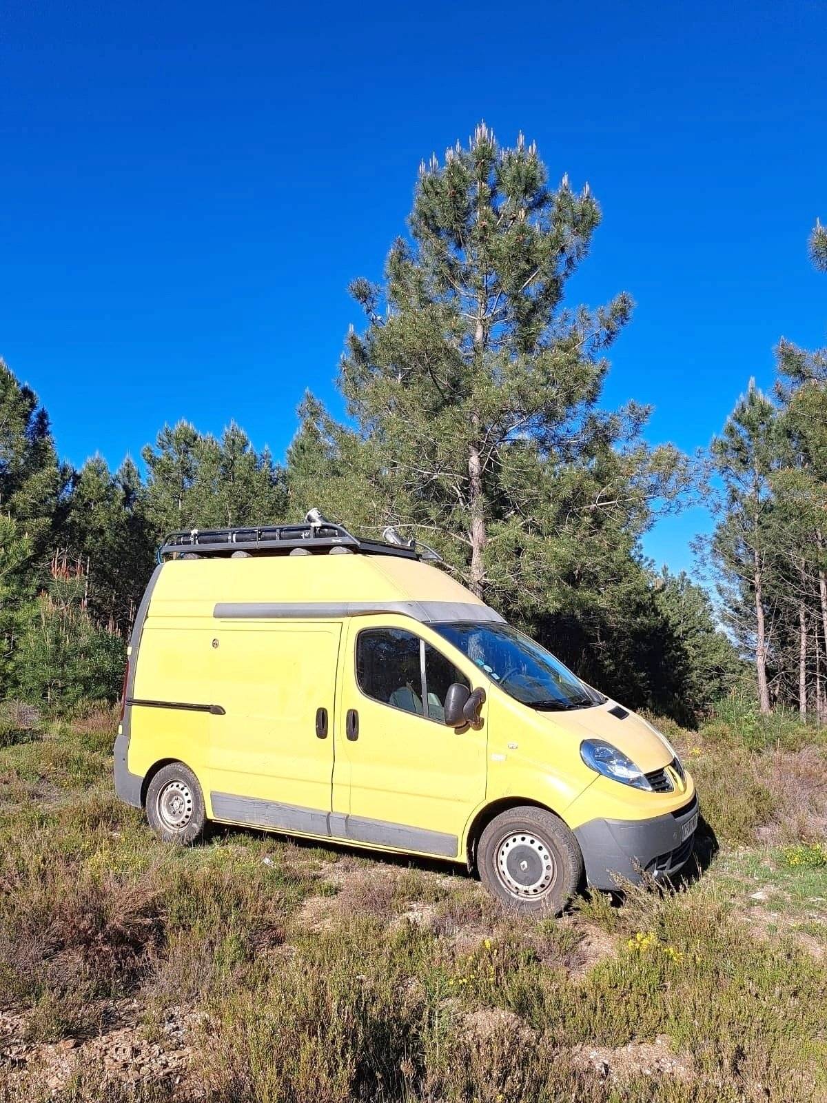Vista frontale a ¾ Renault Trafic II l1h2 - Yescapa
