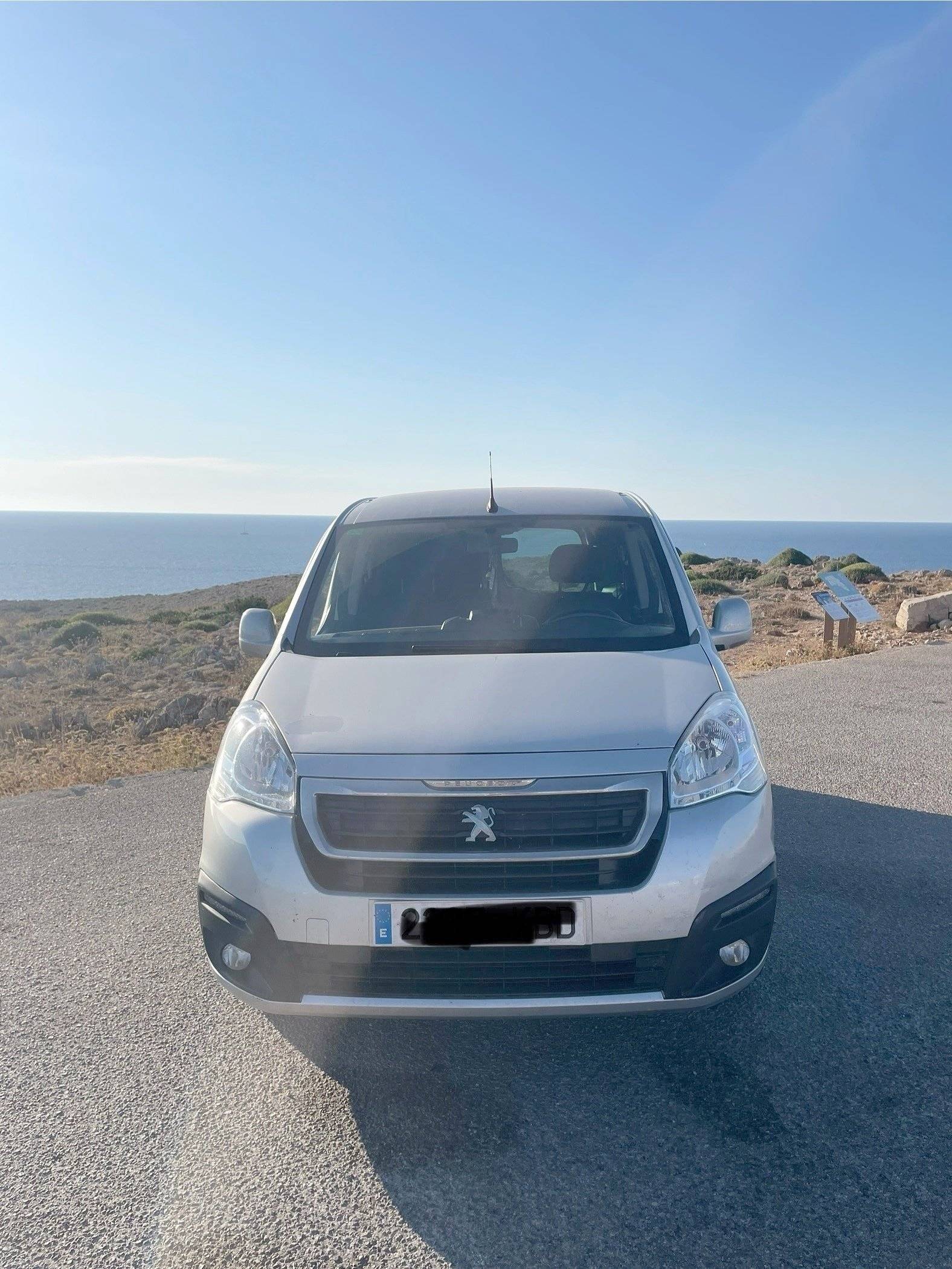 Front view from 3/4 Peugeot Peugeot Partner Tepee - Yescapa
