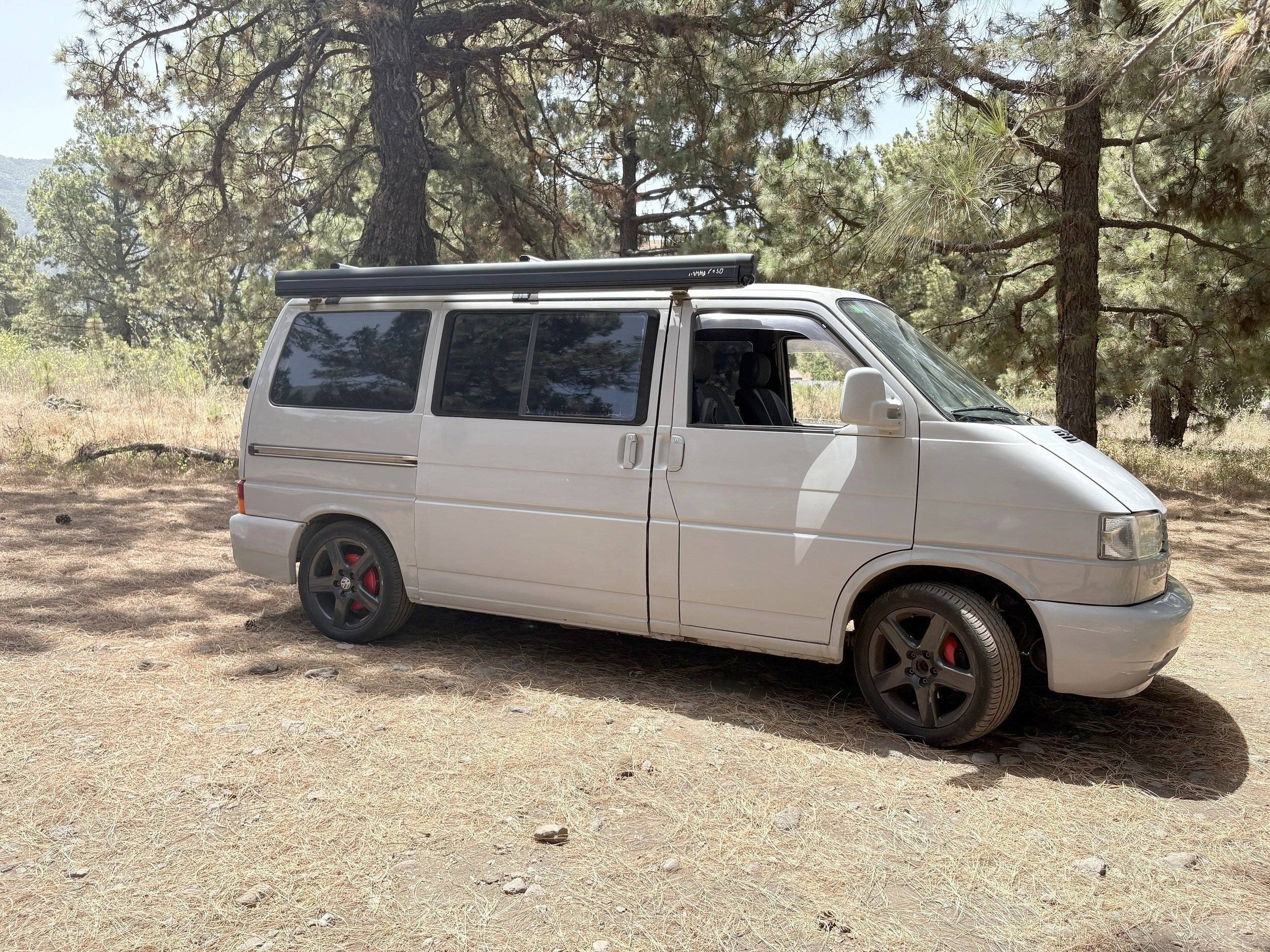 Front view from 3/4 Volkswagen - Yescapa