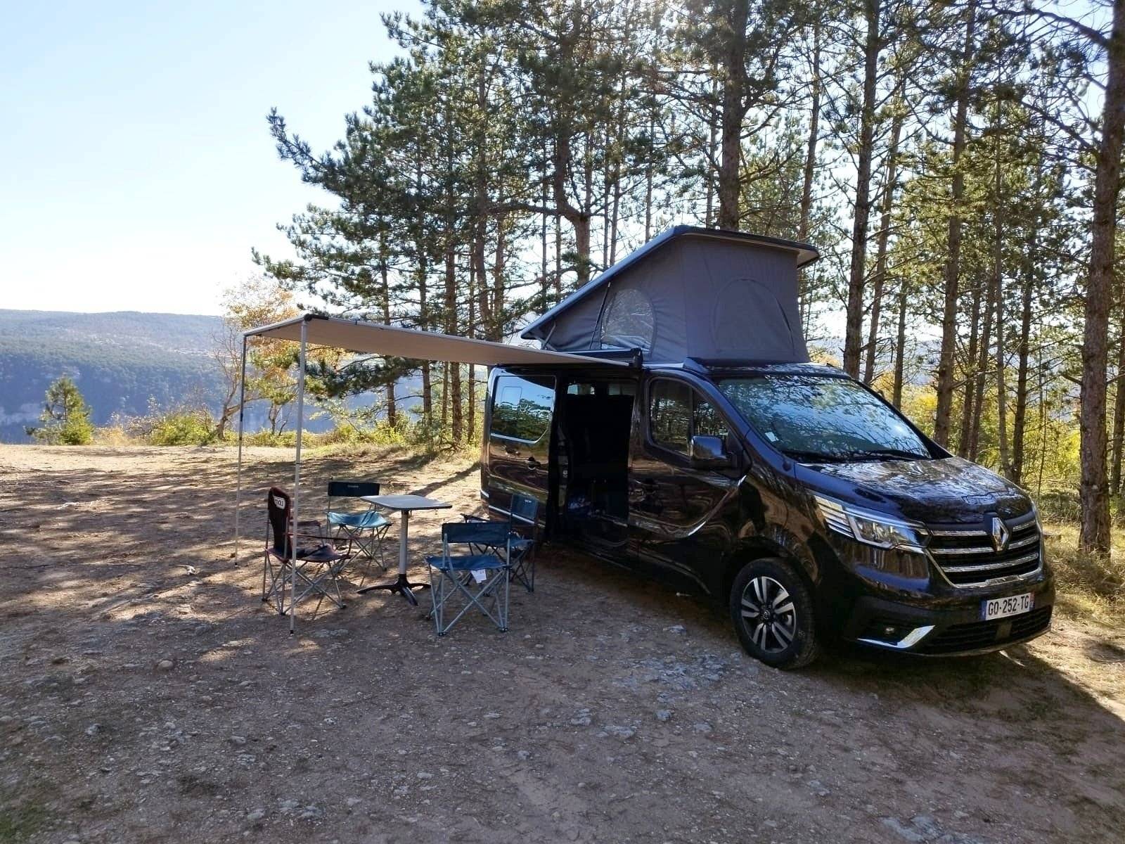 Vista de 3/4 Renault 2L DCI 170CV EDC - Yescapa
