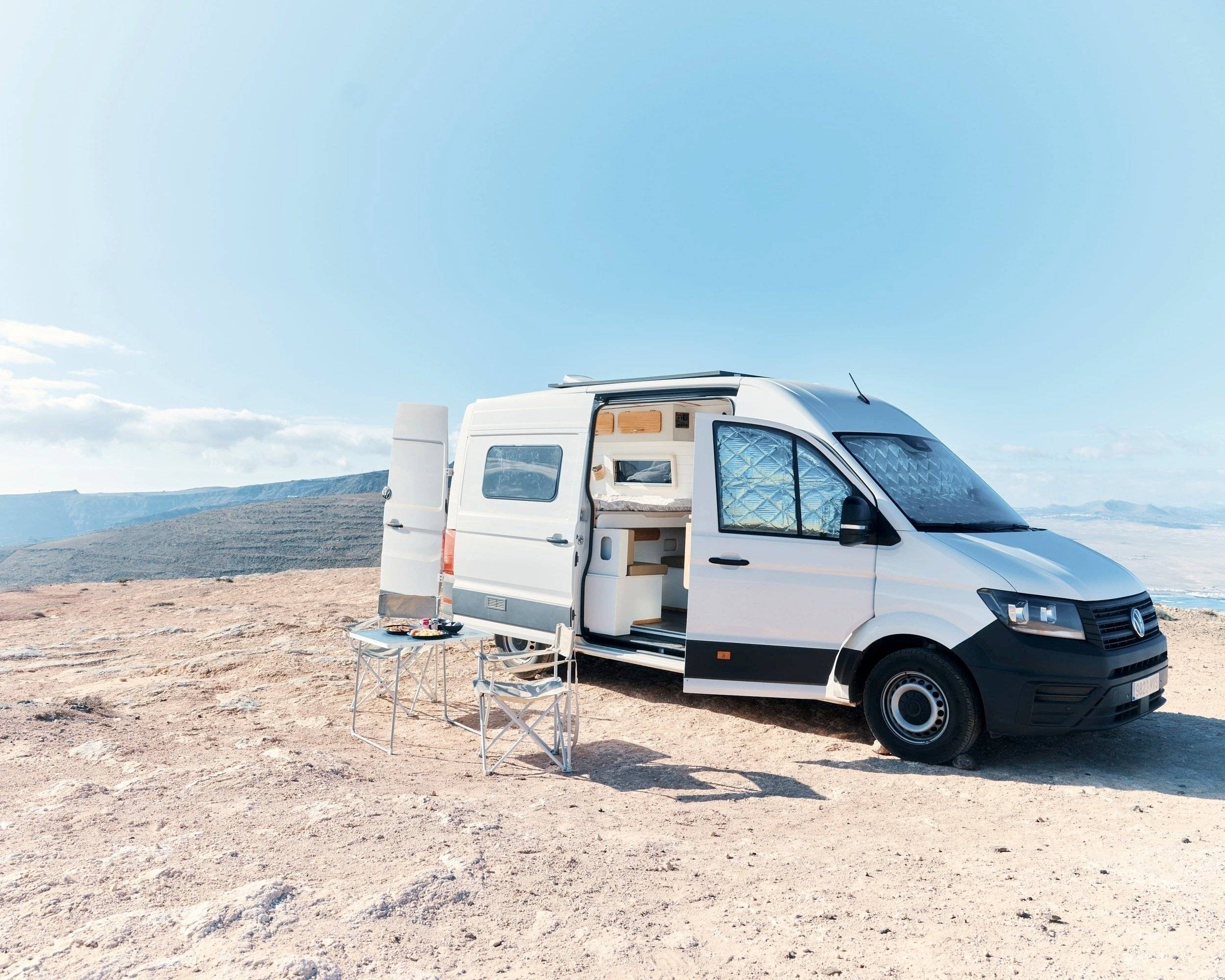 Vista del vehicle angle davanter Volkswagen Crafter 2025 - Yescapa