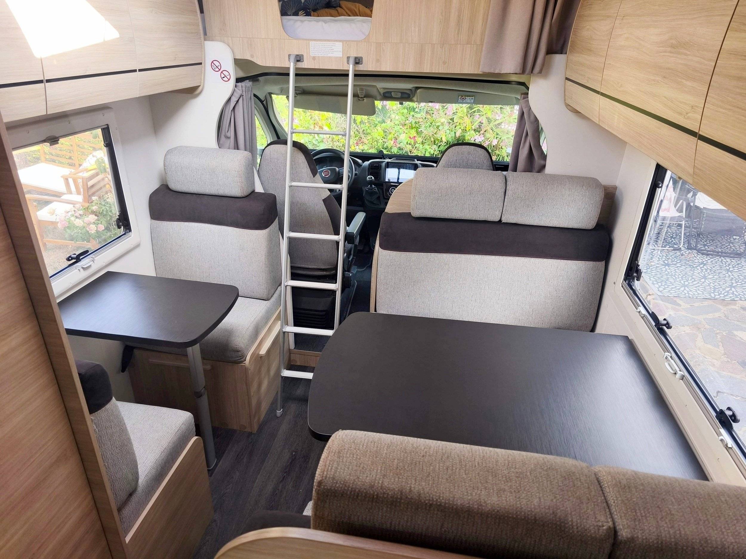 Área de jantar Fiat Ducato 2,3 l 140 CV - Yescapa