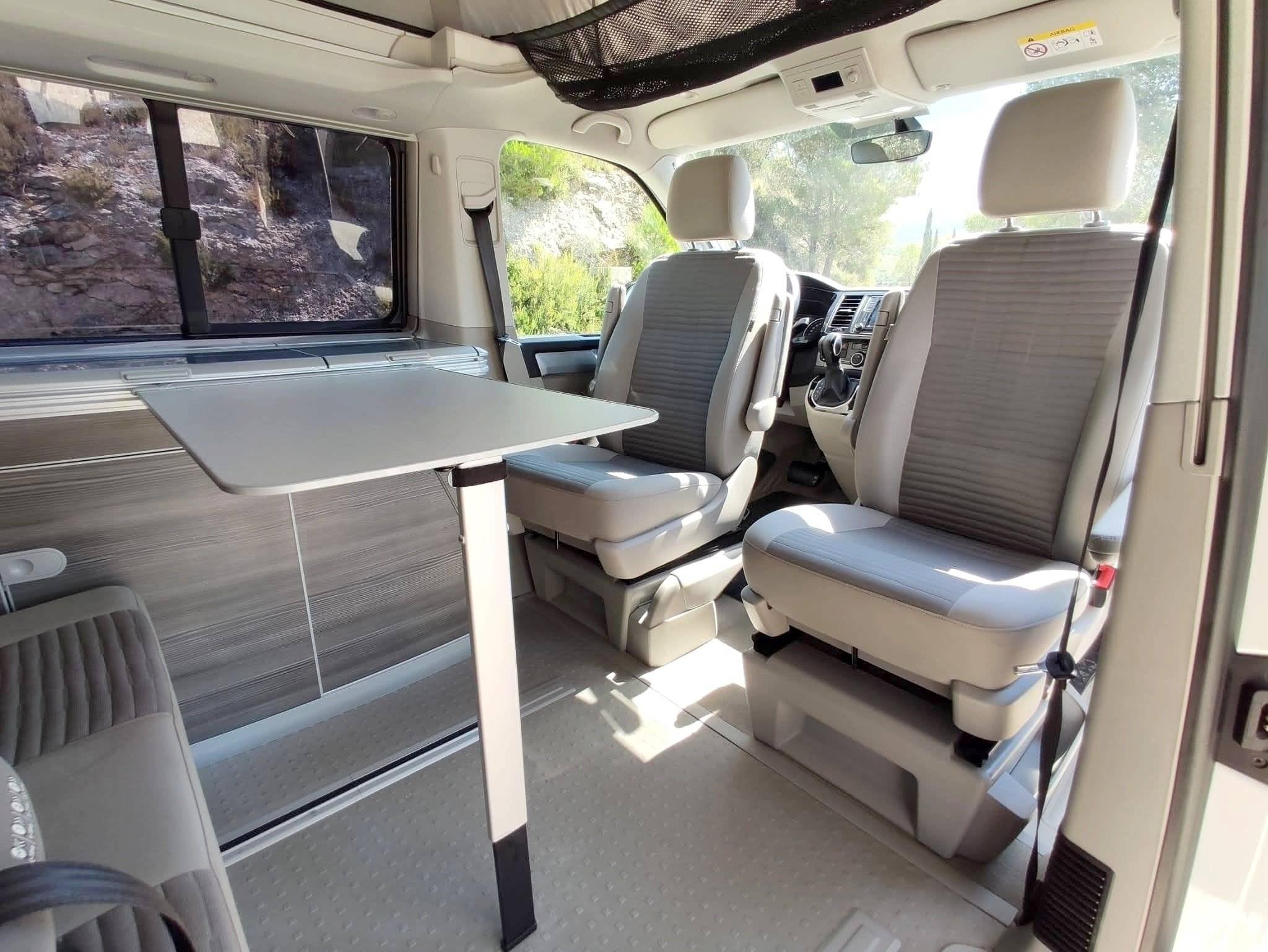 Dining Area Volkswagen T6 California OCEAN - Yescapa