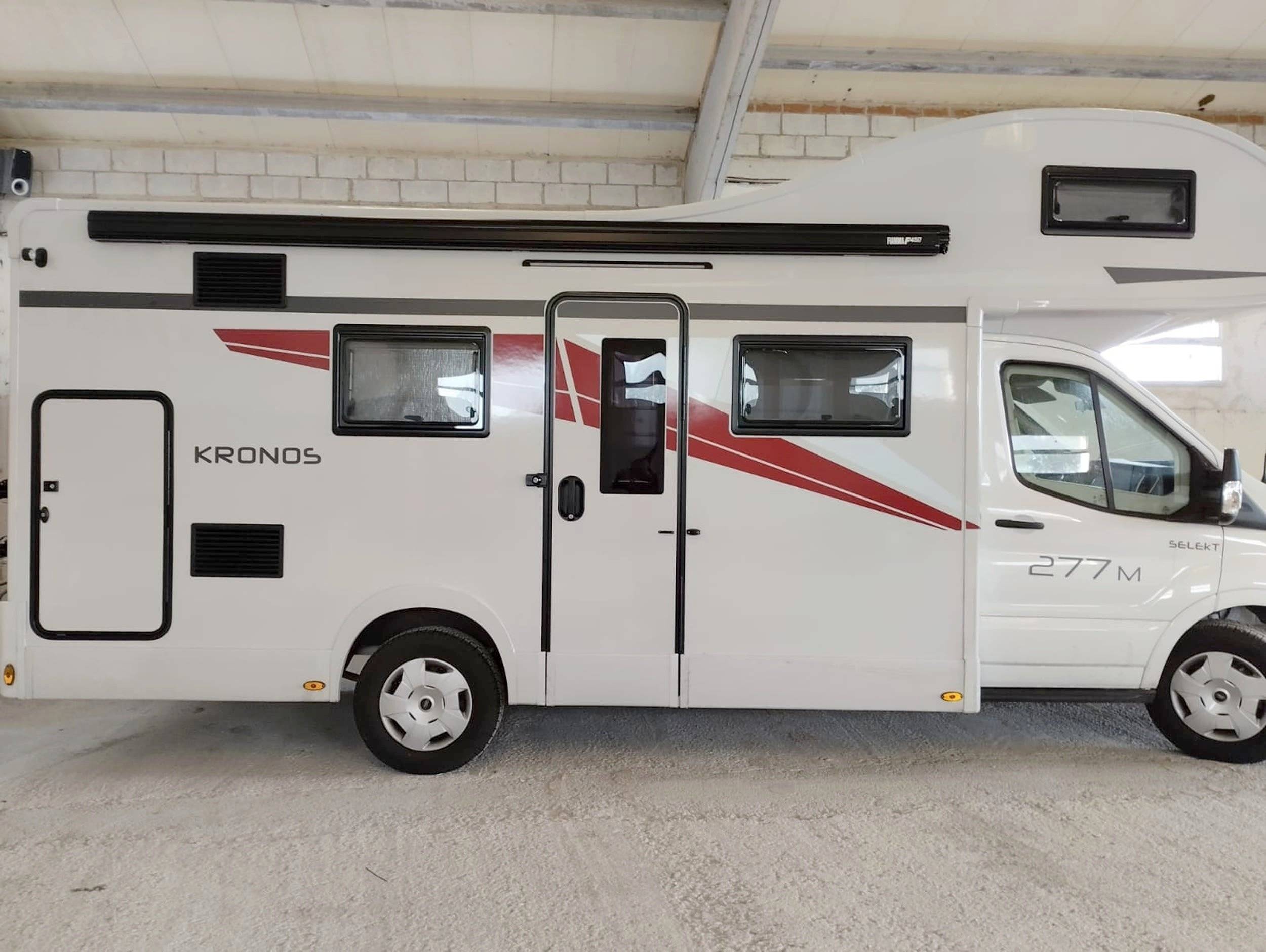 schräge Vorderansicht Ford Transit 2,0 l 170 ch - Yescapa