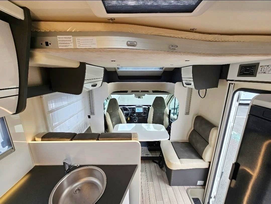 Dining Area Ford Transit 2,0 l 170 ch - Yescapa