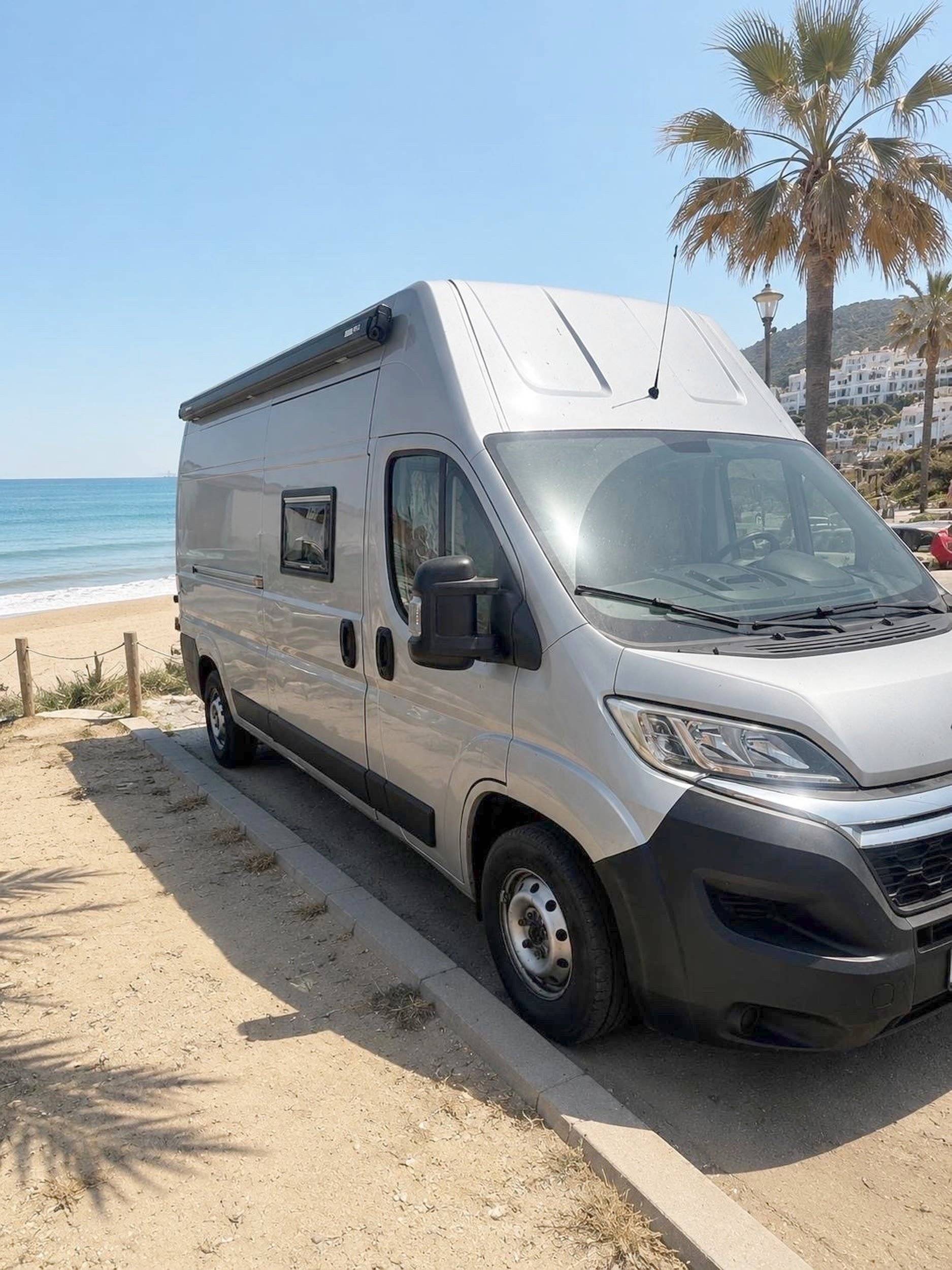 Vista del vehículo ángulo delantero Citroën Jumper 2,2 l 130 ch - Yescapa