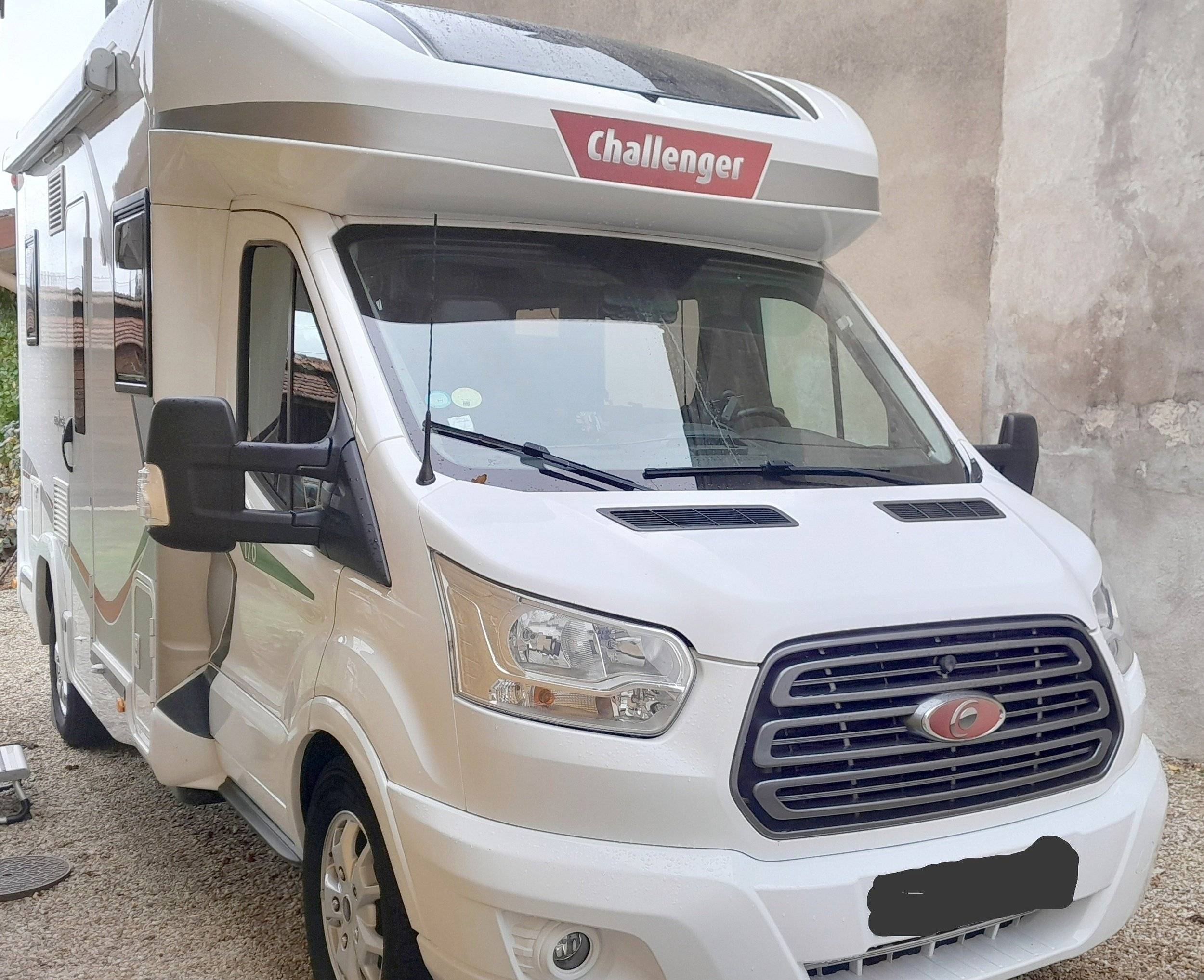 Vue avant de 3/4 Ford ford transit - Yescapa