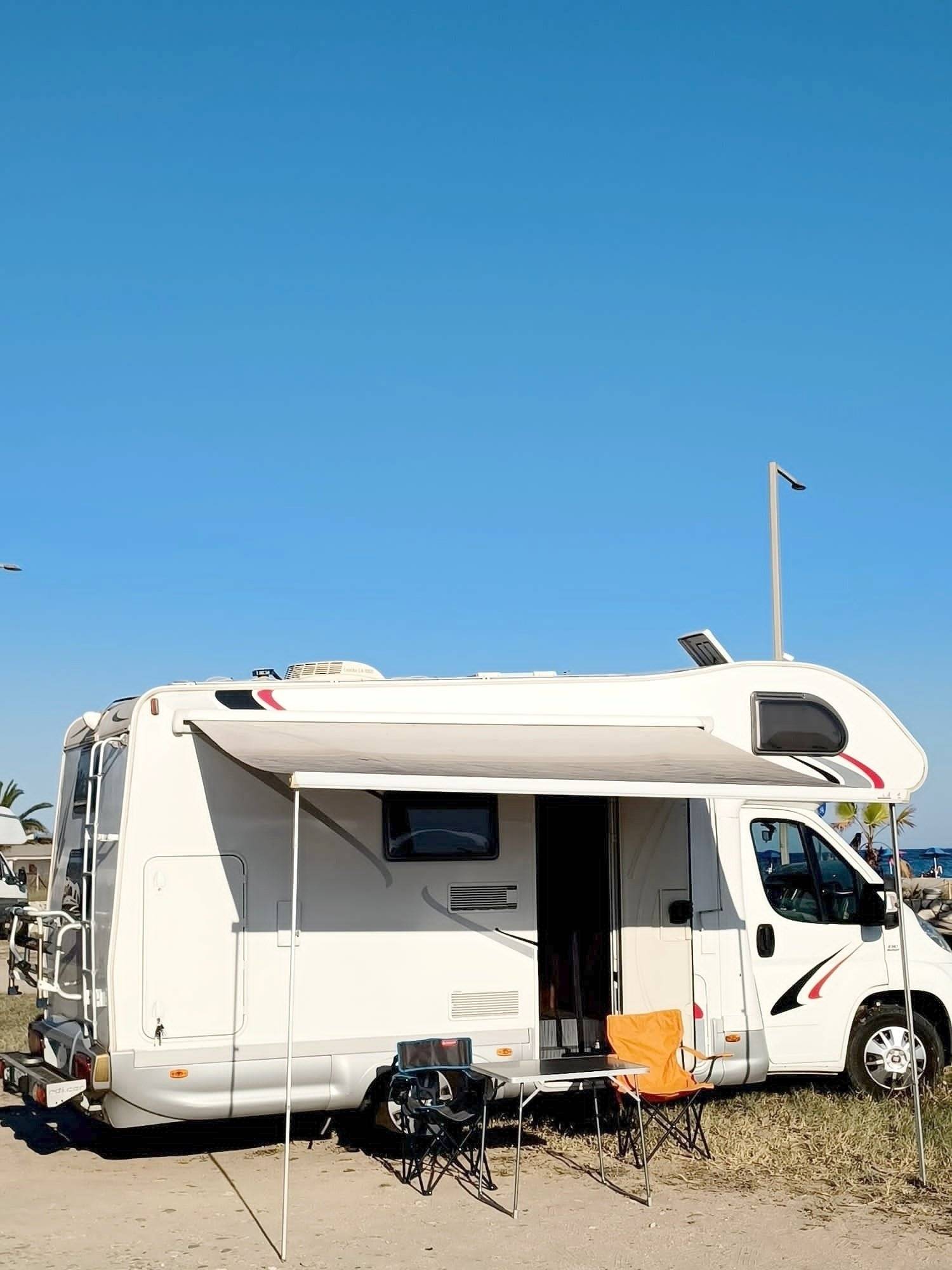 Front view from 3/4 Fiat Fiat Ducato, 2.3 l 140 Multijet, Euro 6d-Temp - Yescapa