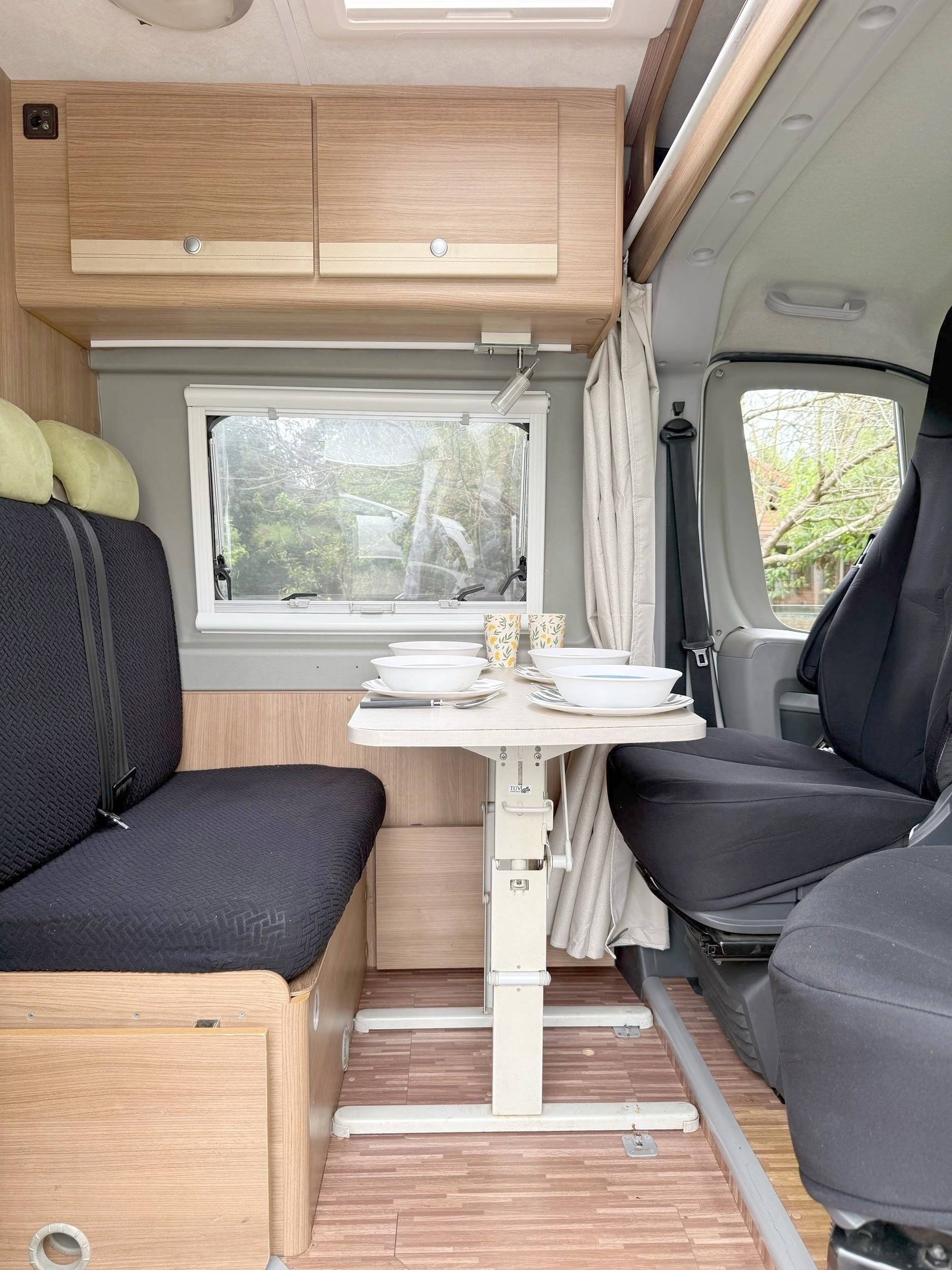 Dining Area Fiat Ducato 2,3 l 177 ch - Yescapa