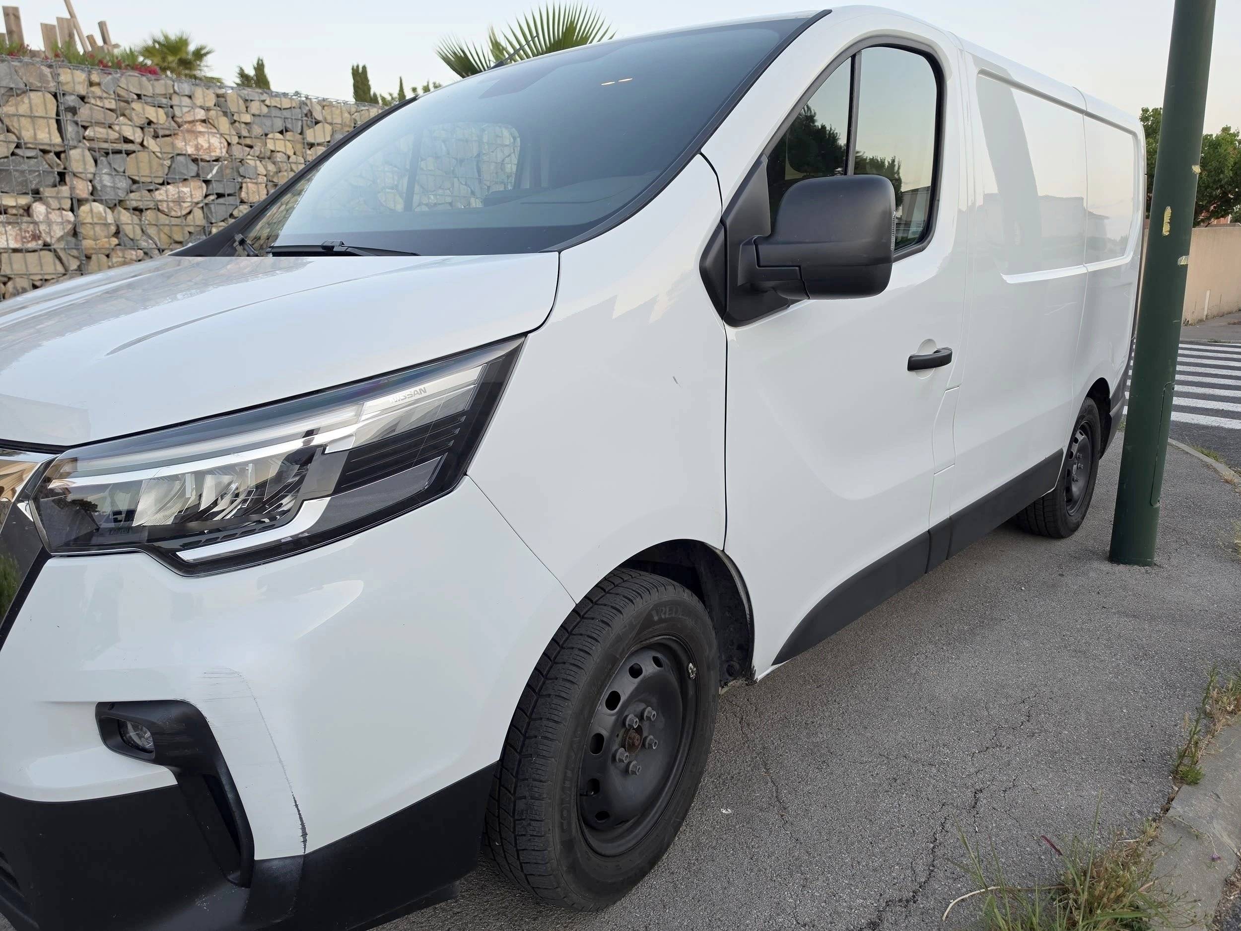 Front view from 3/4 Nissan Primastar - Yescapa