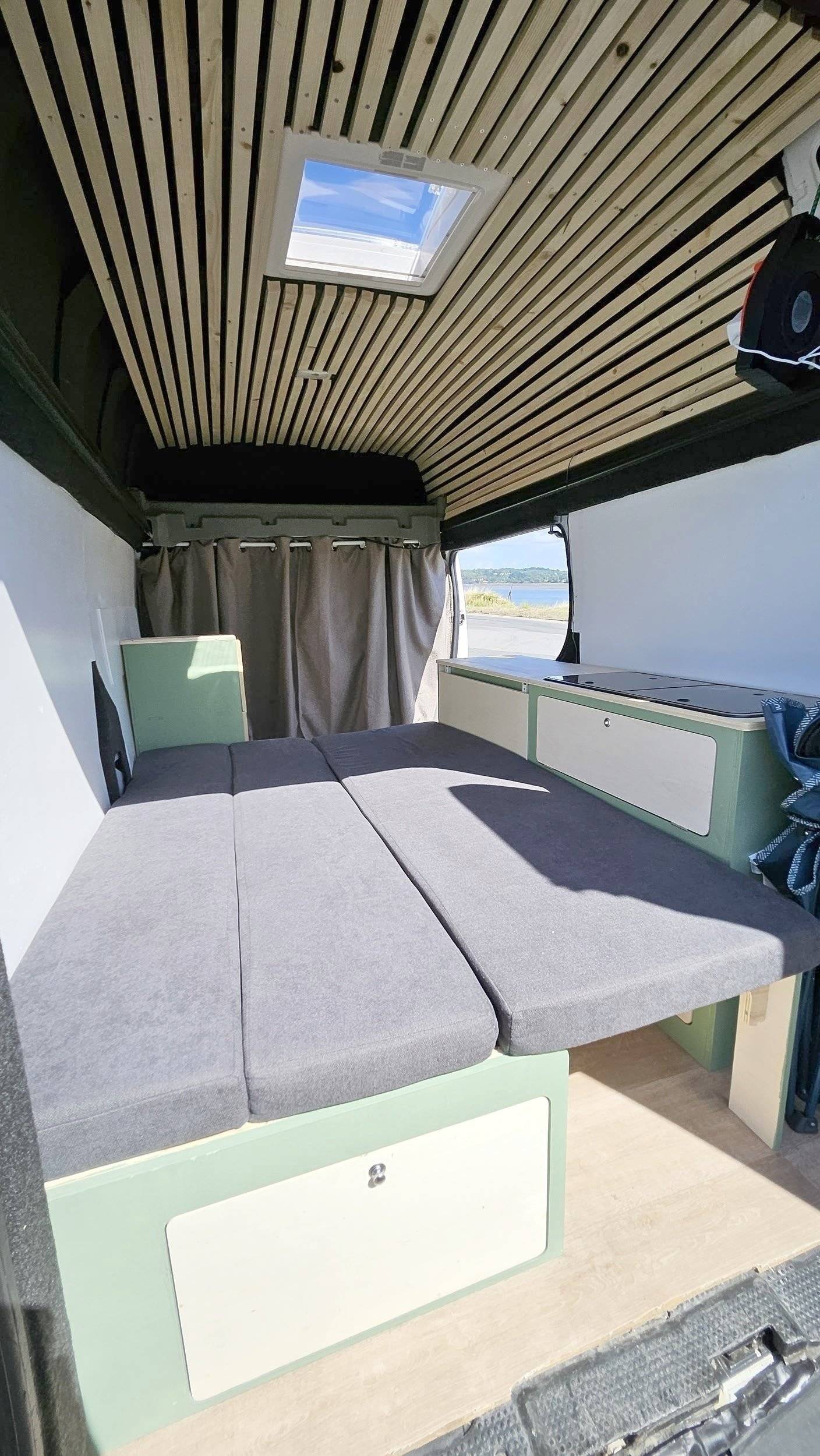 Couchages Renault Trafic 2,0 l dCi 115 ch - Yescapa