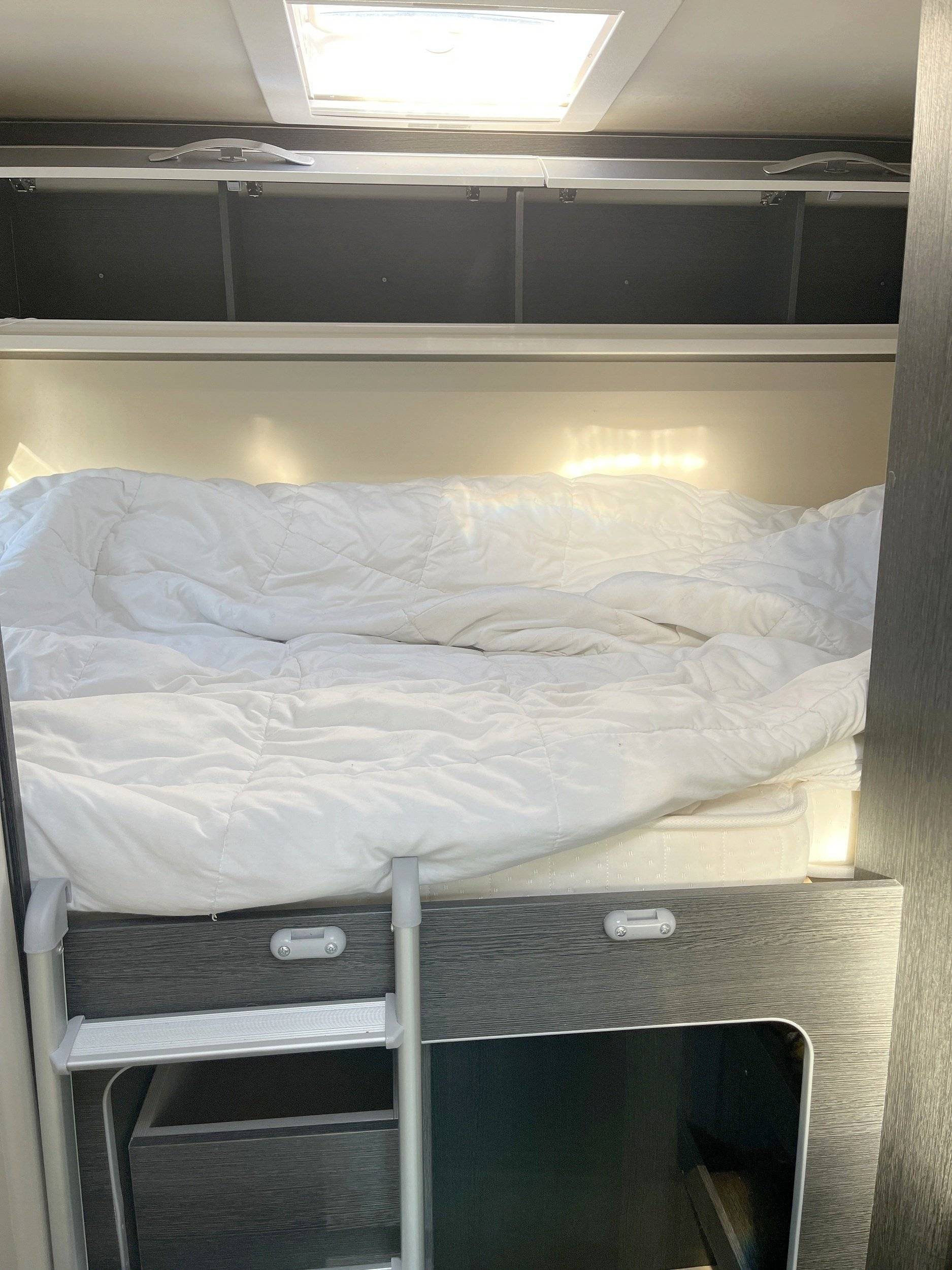 Schlafplätze Ford Transit 2,0 l 170 ch - Yescapa