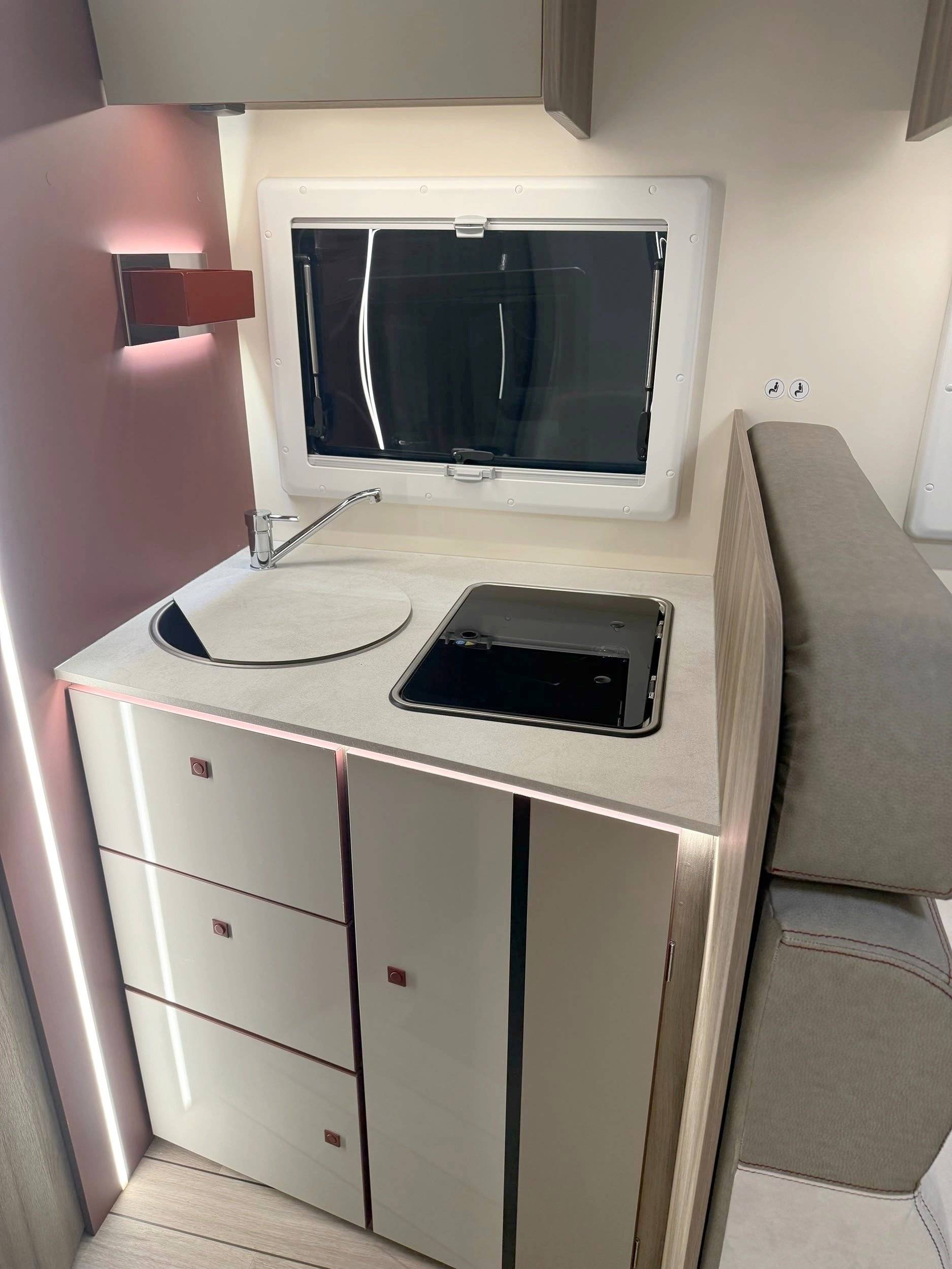 Dining Area Ford Transit 2,0 l 170 ch AUTOMATIC - Yescapa