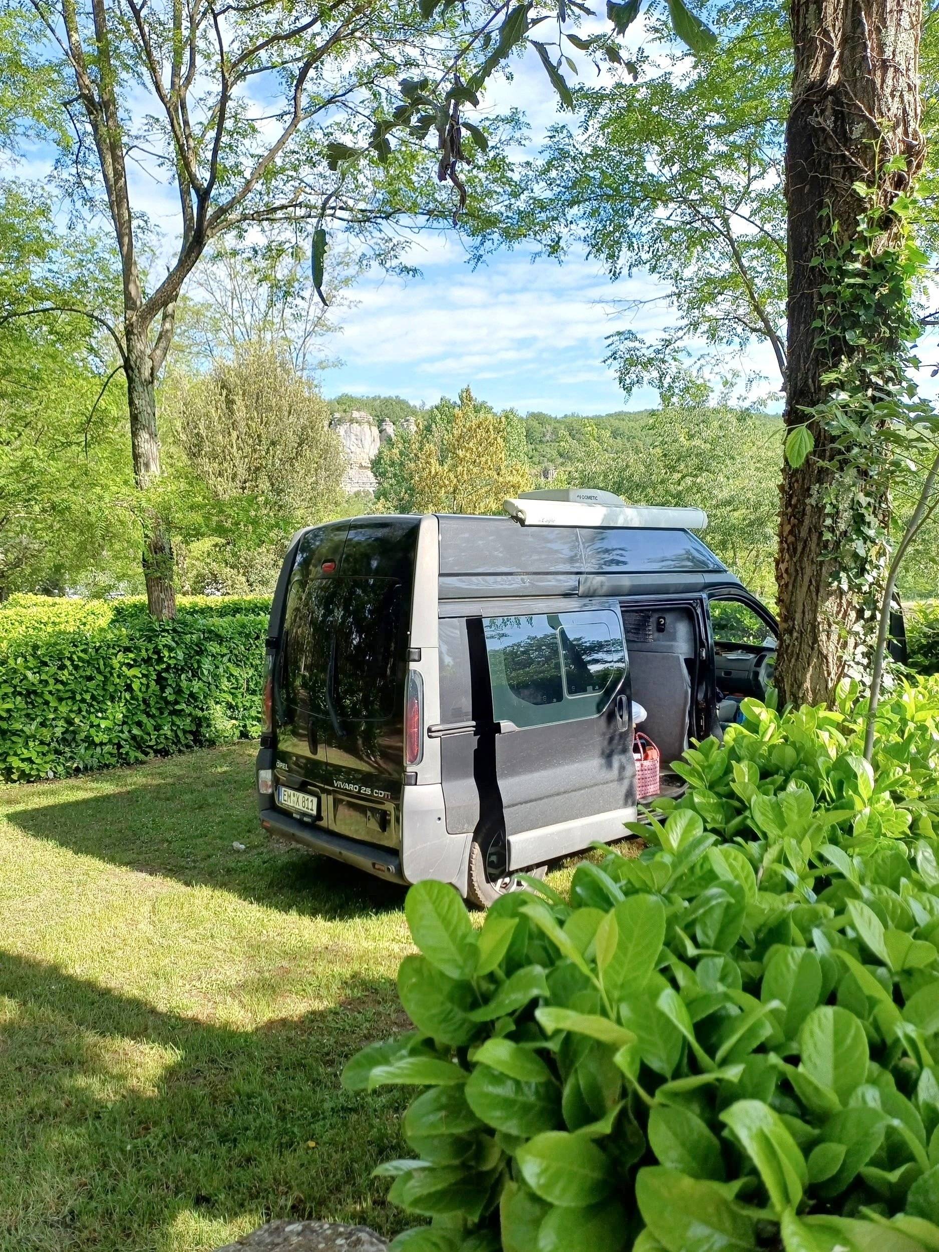 Vista posteriore Opel Vivaro 2.5 135CV - Yescapa