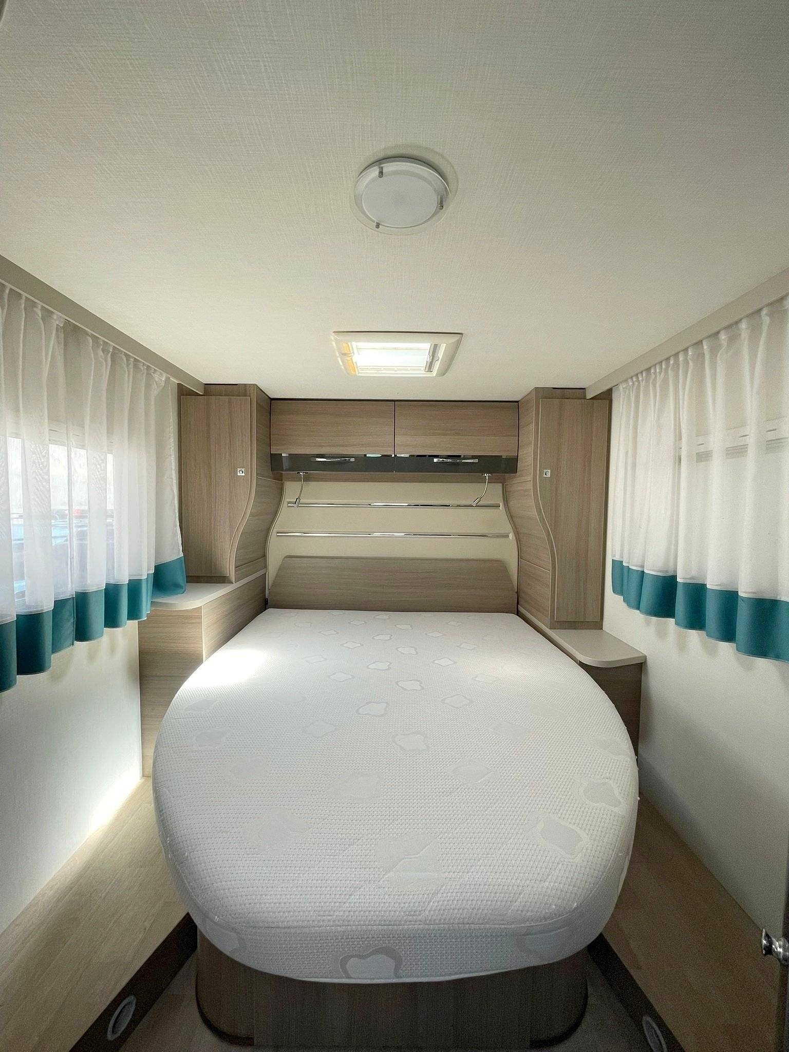 Plazas en cama Ford chausson718XLB - Yescapa