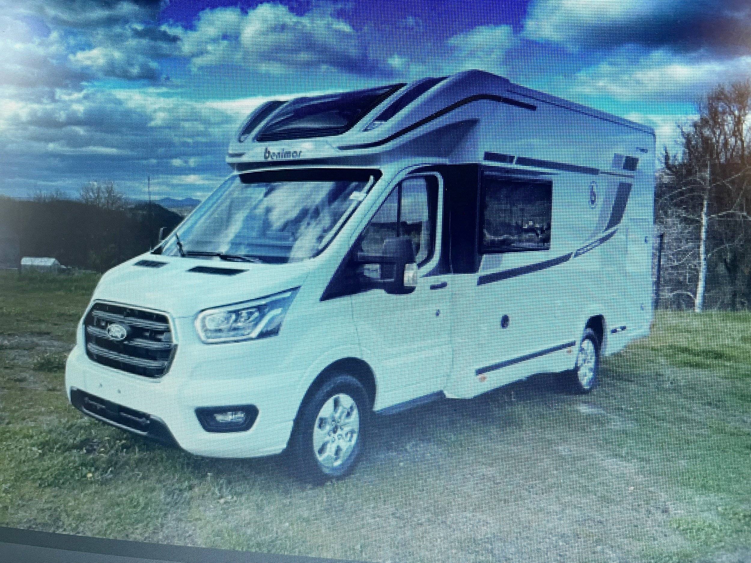 schräge Vorderansicht Ford Transit 2,0 l 170 ch - Yescapa