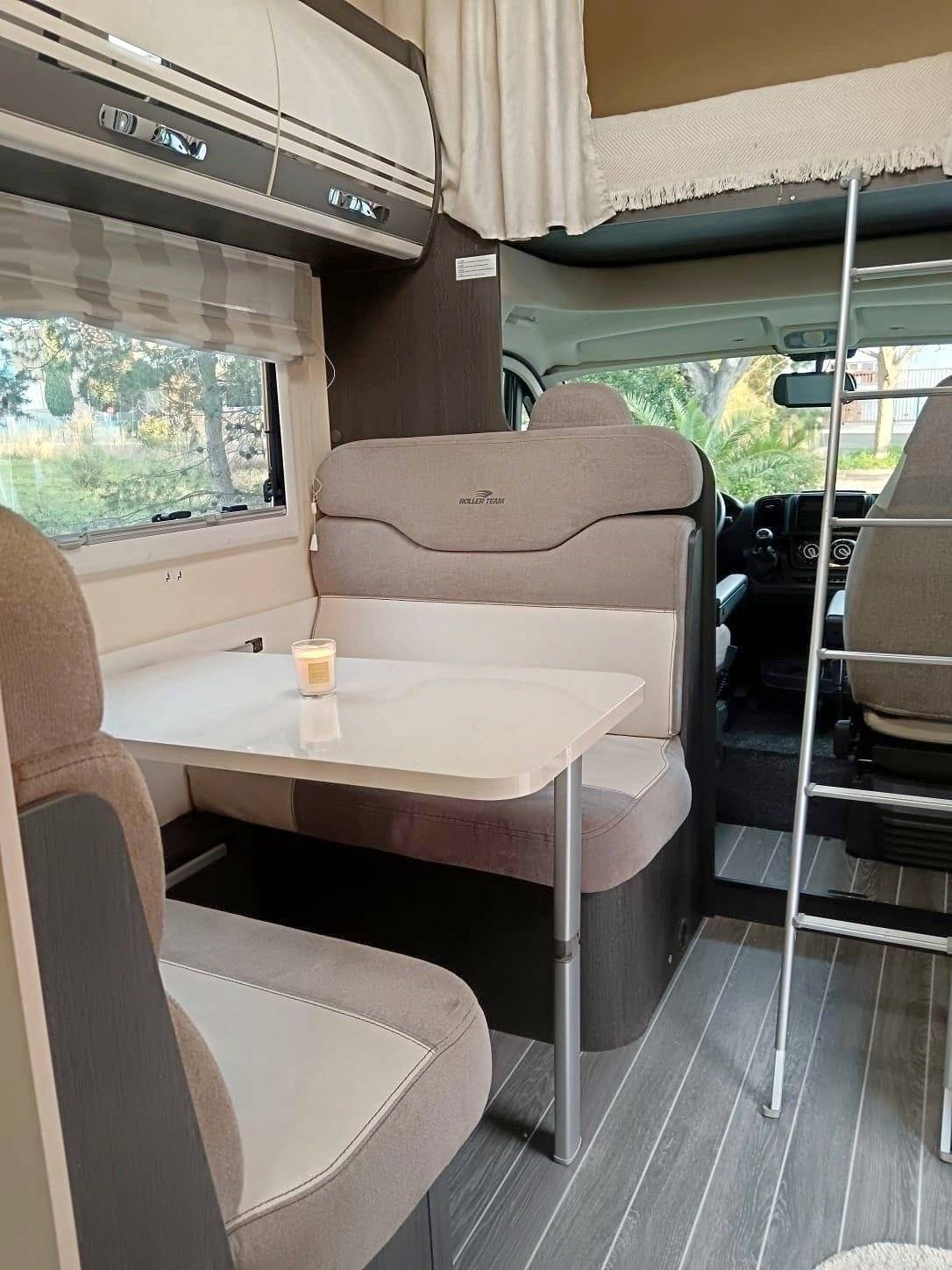 Dining Area Fiat - Yescapa