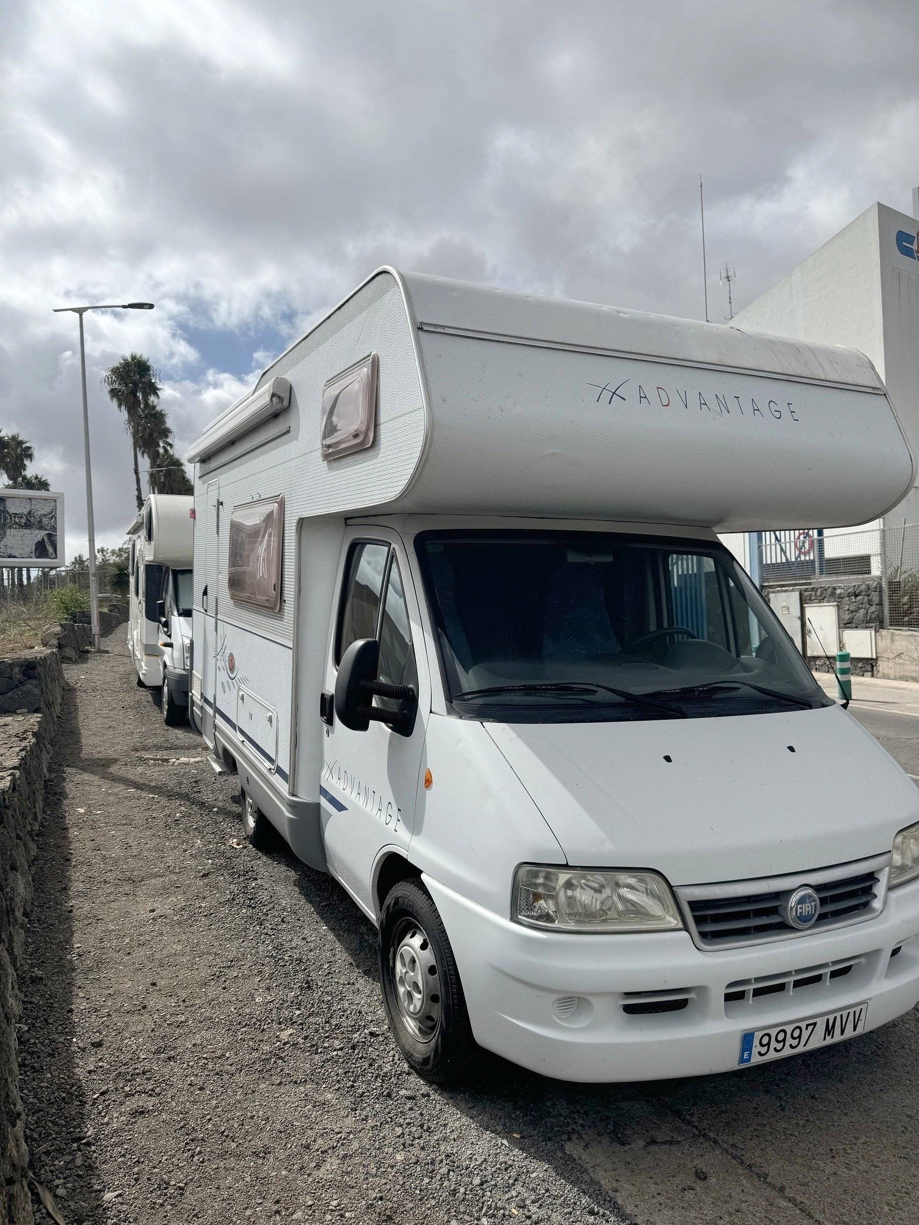 Vue avant de 3/4 Fiat Ducato 2.8 jtd - Yescapa