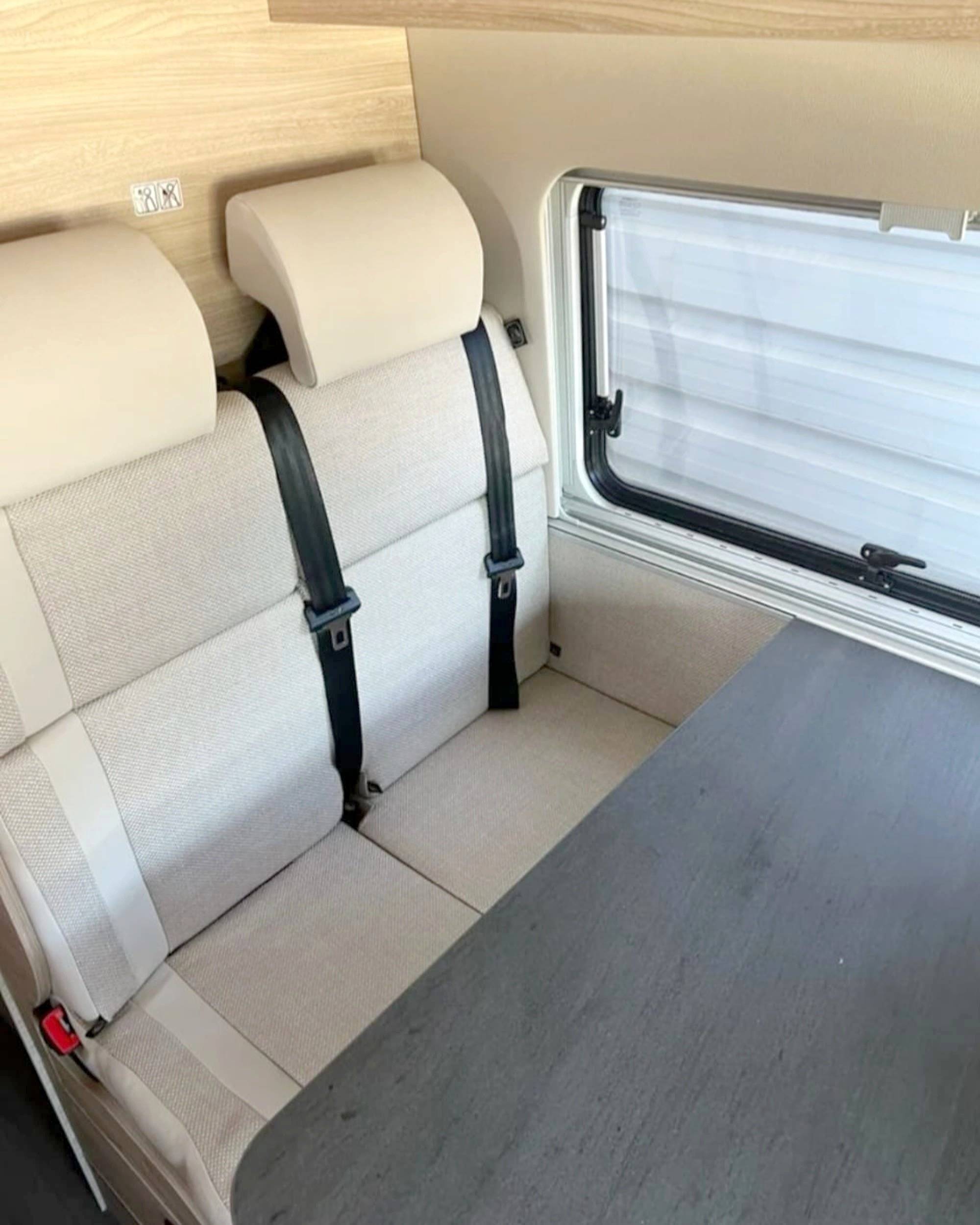 Área de jantar Fiat Ducato 2,3 l 150 ch - Yescapa