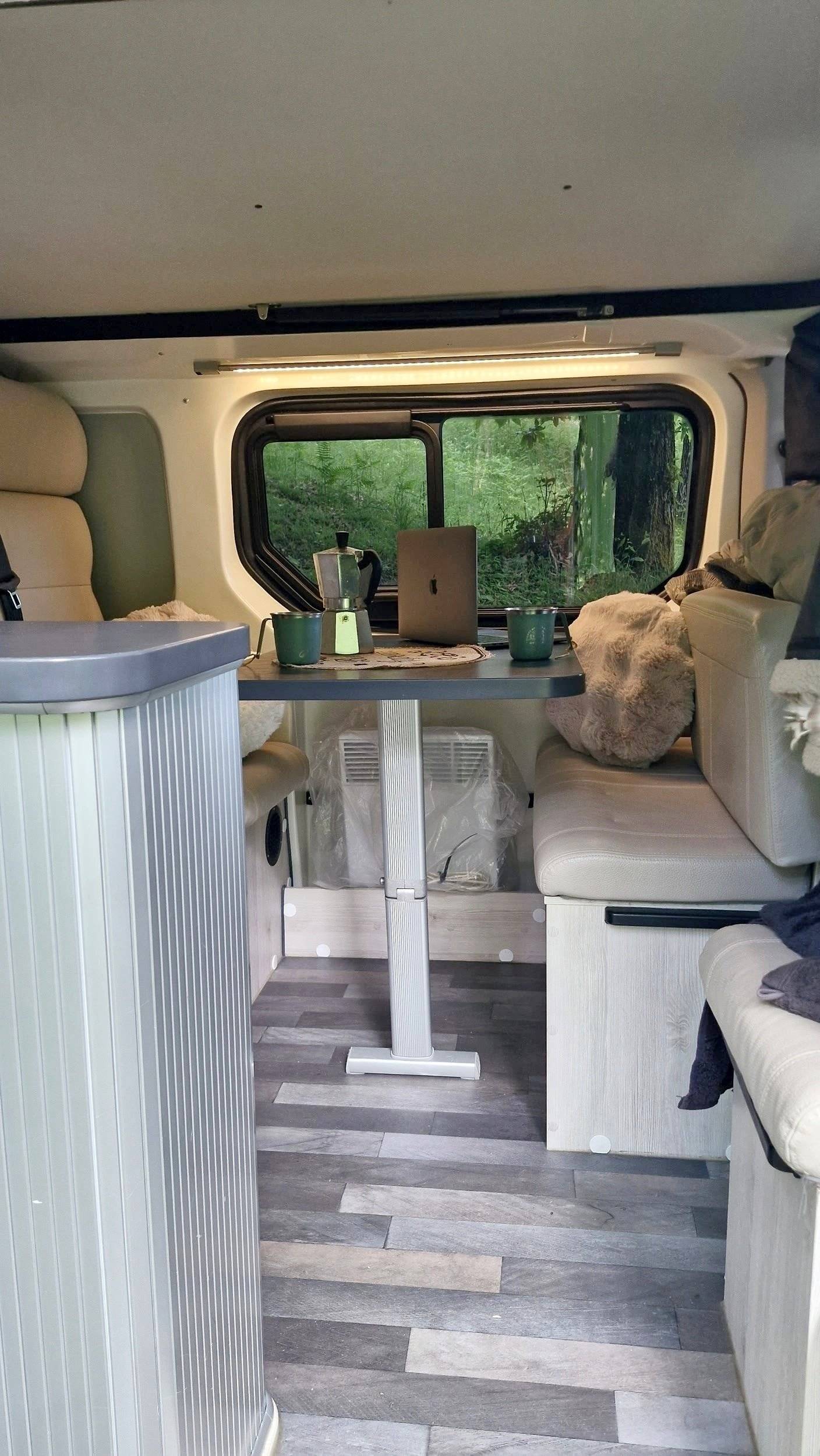 Dining Area Renault Trafic 1,6 l 120 ch - Yescapa
