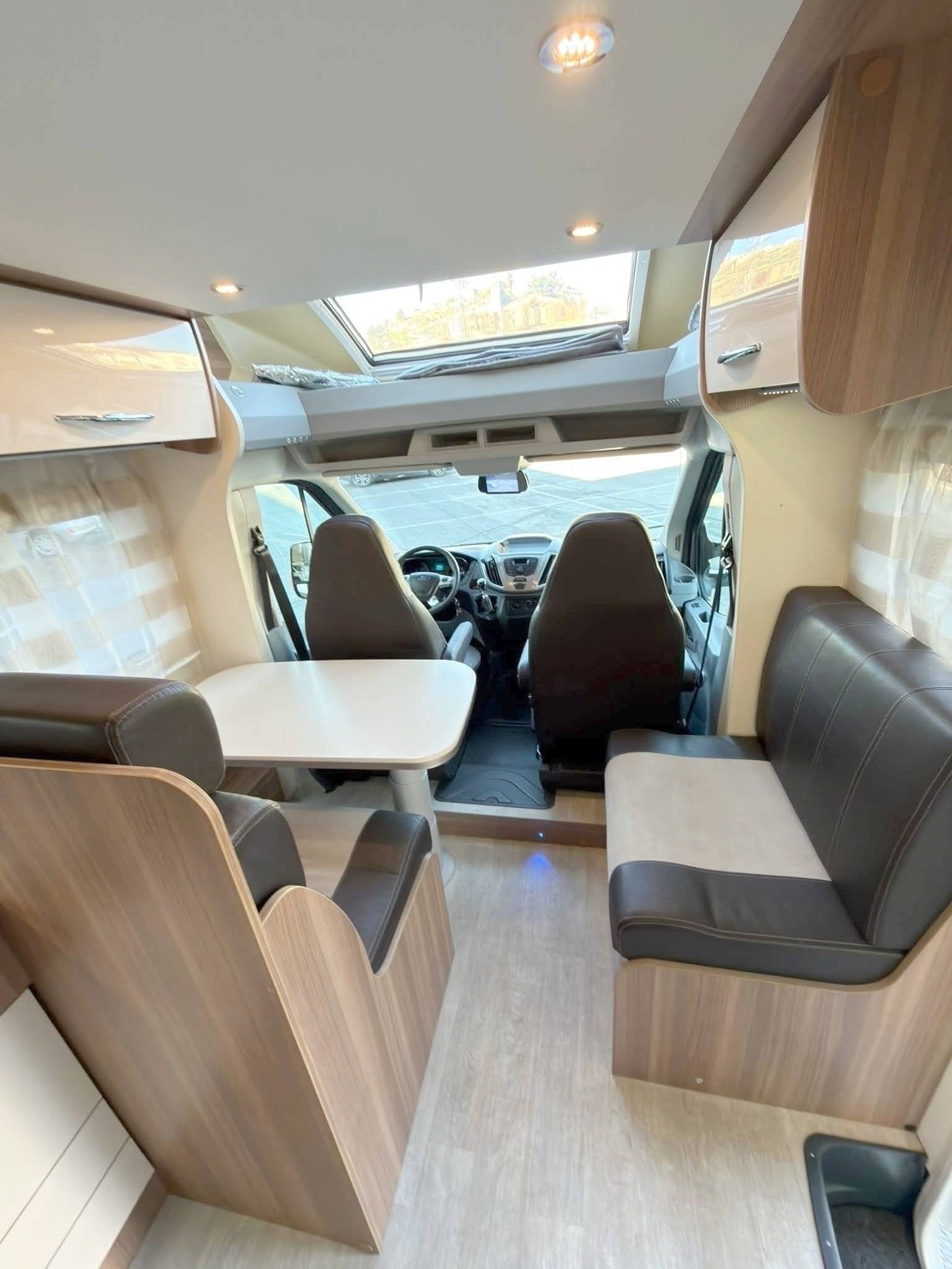 Menjador Ford - Yescapa