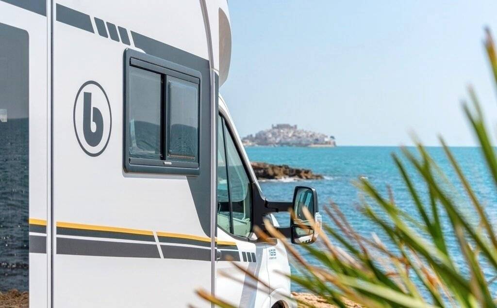 Vista de 3/4 Ford Transit 2,0 l 170 ch - Yescapa