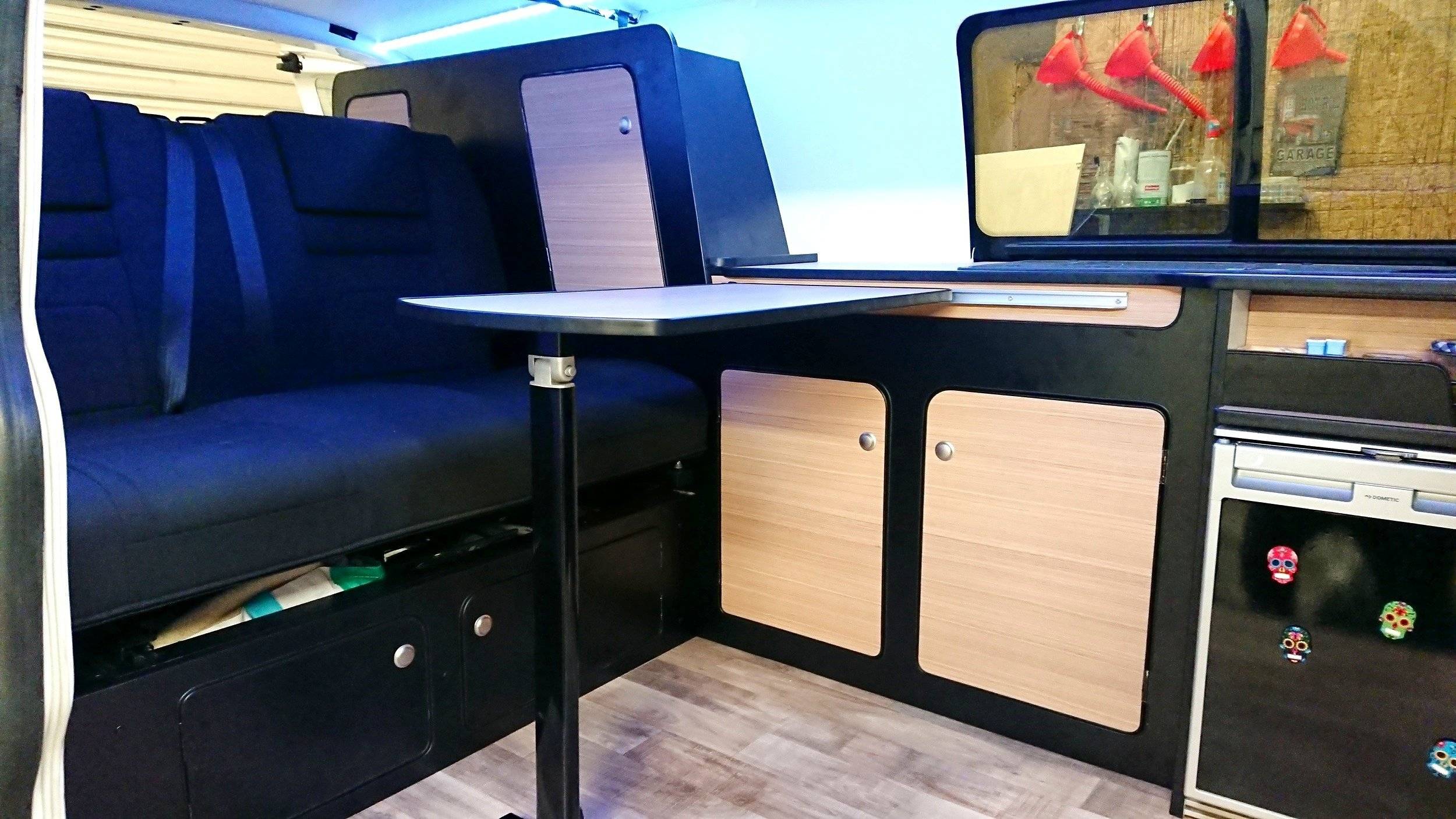 Dining Area Volkswagen Transporter T5 L2H1 2 l 102 ch - Yescapa