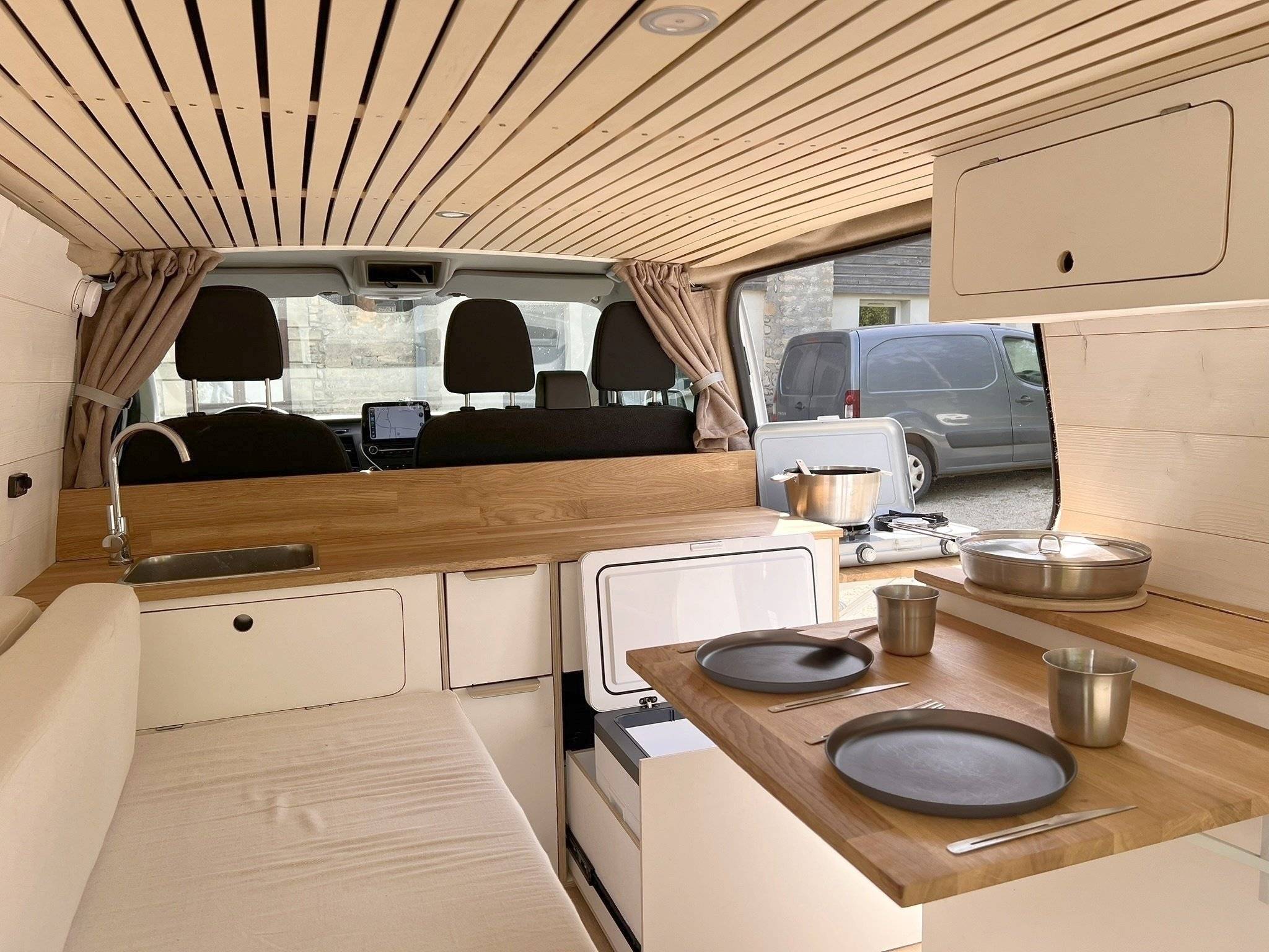 Área de jantar Ford Custom 2,0 l 105 ch - Yescapa