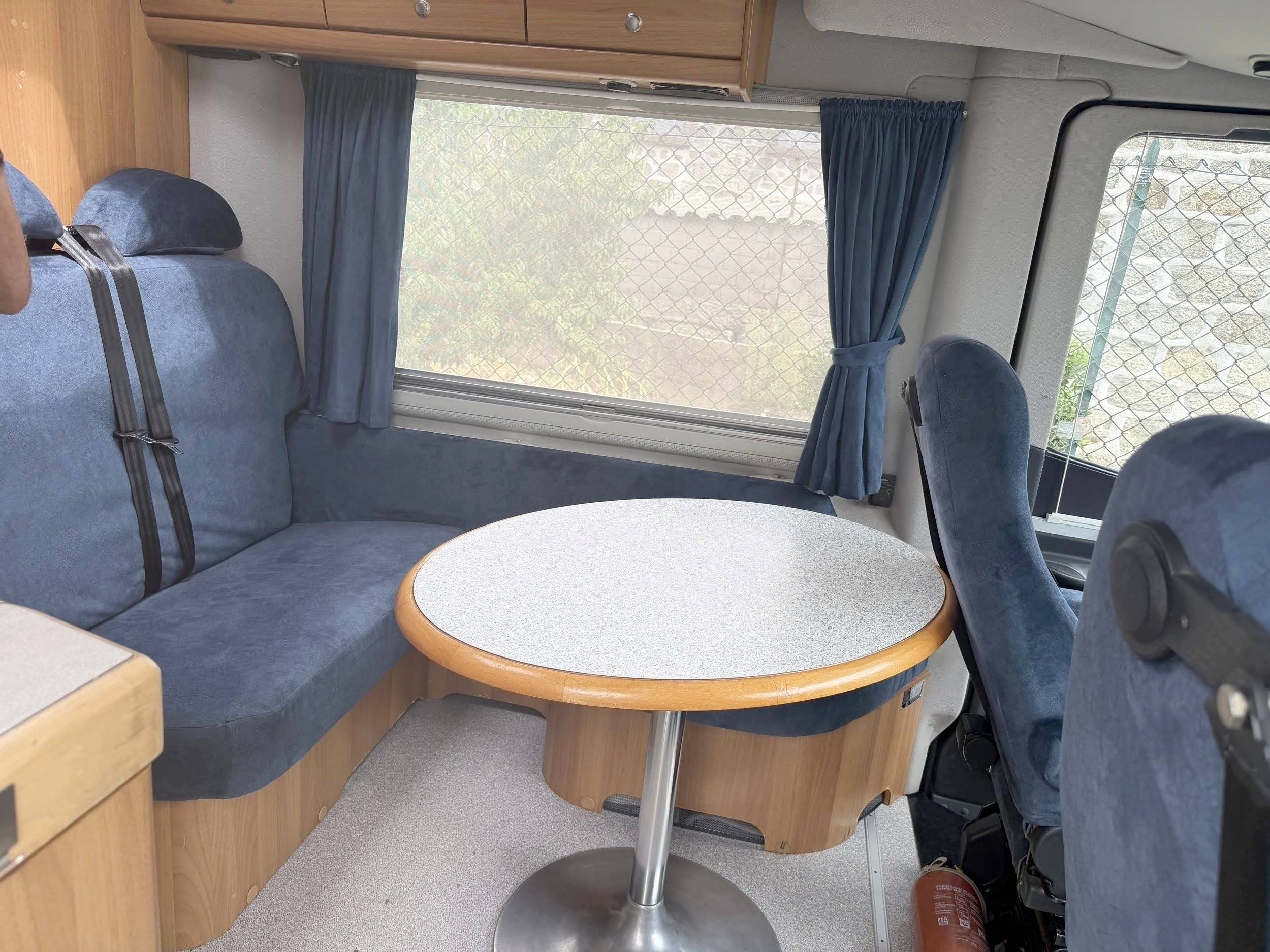 Dinette Fiat Ducato 2.5 TDI - Yescapa