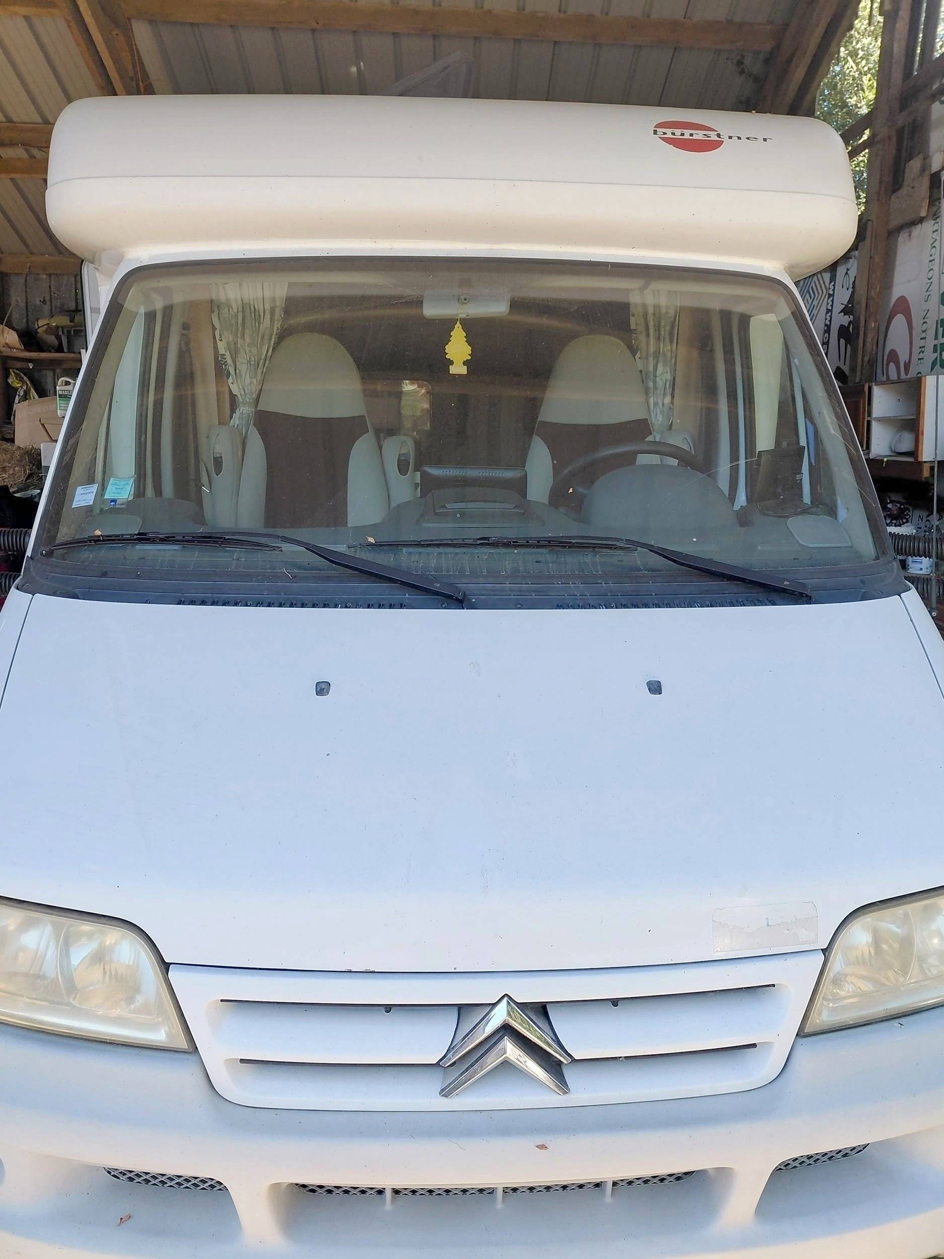Vue avant de 3/4 Citroën jumper 2.8 hdi - Yescapa