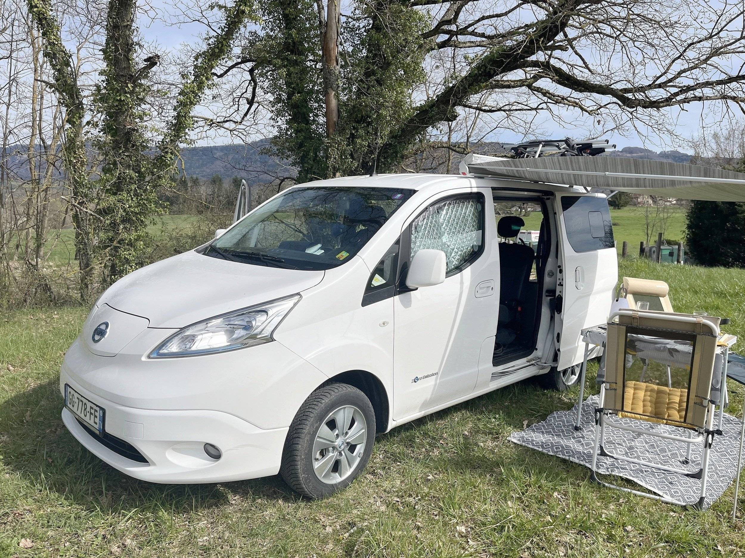 Vue avant de 3/4 Nissan Env200 - Yescapa