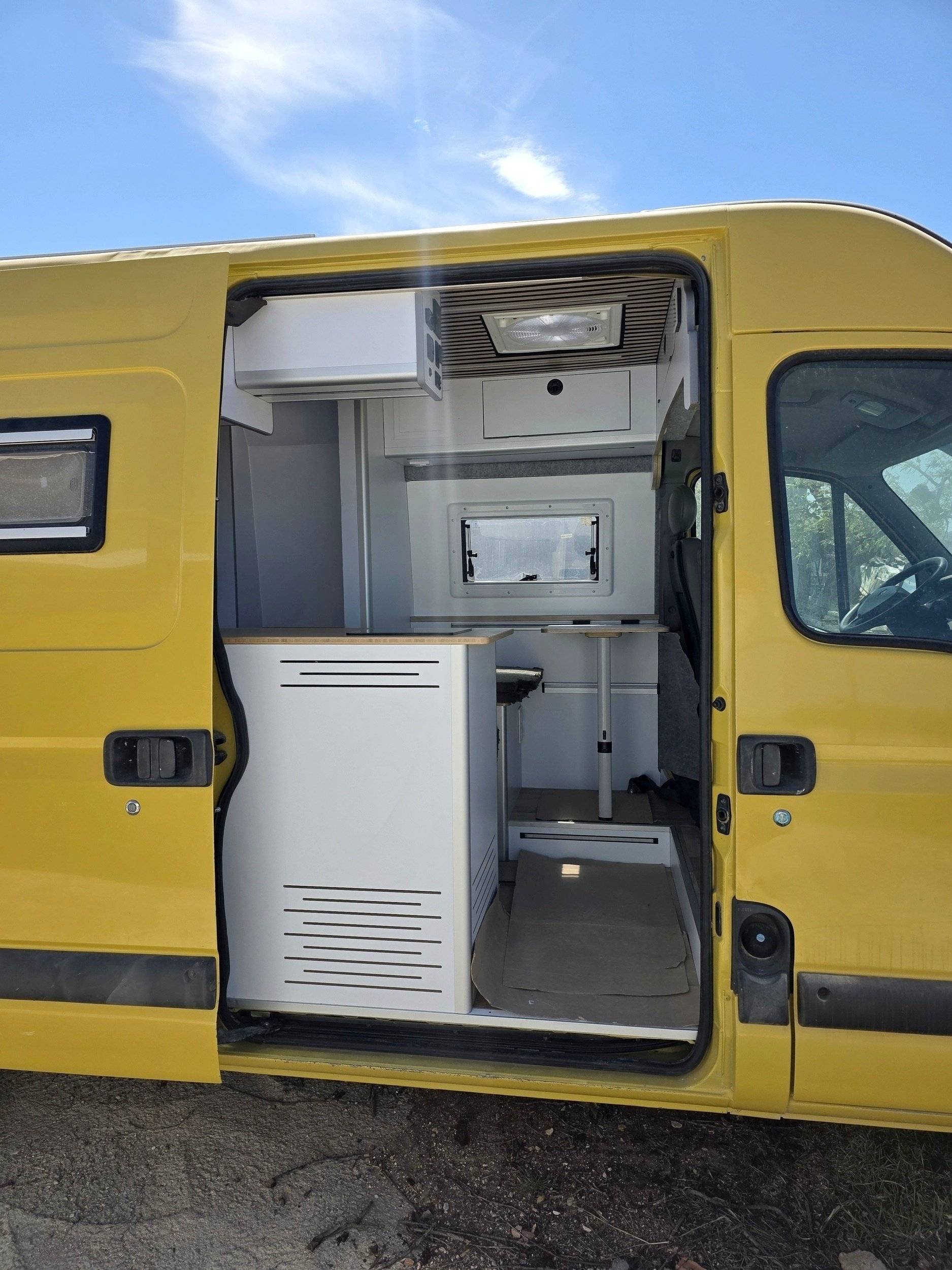 Vista frontale a ¾ Renault Master 2,5 l dCi 120 ch. - Yescapa